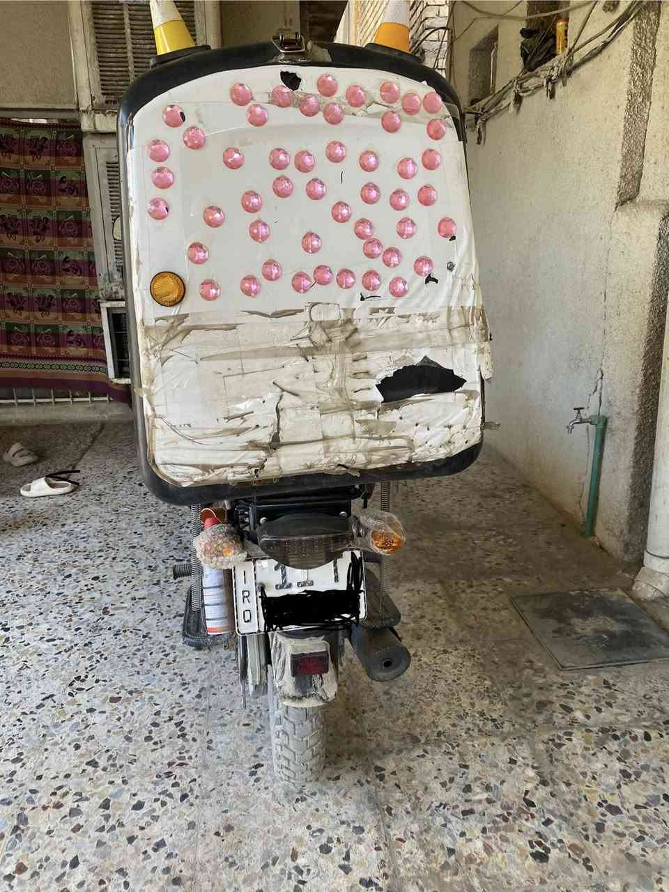 اسلام عليكم دراجة بوكسر موديل2023
مكينه مجفته وبيها صوت جواكيج بس تفيلس دراجه خير من الله واي نقص ما بيها
مزودة بهواي شغلات مثلا :
لايتها مبدل زنون اصلي ١٠٠٪
جامة امامية
جامه تزويد3
فدراليه اماميه
بك لايت تزويد عل شكل قلب 
شاحن usp
ستاند تلفون1
شاشه كاربلاي اصليه 
صندوق + سستم كامل اصلي الماني
درع امامي
واقيات يدات ٢
طفاية حريق صغيره
اشاير تزويد لد اصلي
تايرات جدد
الدراجة مرقمه بغداد تحويل ثاني يوم الك باسمك
سعرها ٢،٤٠٠،٠٠٠ وبيها مجال قليل
مكاني بغداد البلديات رقم واتساب ***********
