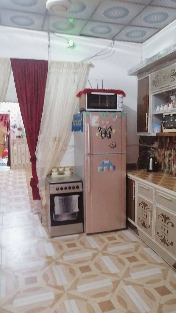 بسم الله الرحمن الرحيم بيت للبيع تجاوز مساحته ١٠٠ متر السعر 13 بي مجال الشراي يدلل  الواجهيه ٣ وربع النزال ٢٠ متر بي صحيات 2x2 متر مطبخ 4x4 هول 7 الطول العرض 4 قرفه نوم 5 x 4 متر البيت   سقف عكاده الارضيه،  وجذاري سراميك سقف ثانوي  جاهز من كهرباء وماء العنوان بصره قبله حي الجامعه قرب جامع المصطفى البيت شارعين خلف مستوصف الزهراء يوجد مقطع فديو للبيت الرقم بي واتساب *********** ومن الله التوفيق( ////// غرفه مال نوم جديده  اخشاب ويا البيت للبيع//)
