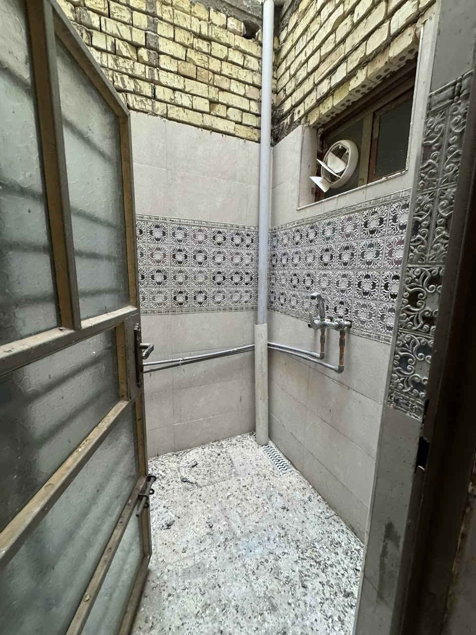 السلام عليكم 

دار 100 متر للبيع مدخلين البيت
 السعر مناسب جدا جدا 

‏حي الجهاد  (ديوان المخابرات خلف شارع 60)

بناء حديث 2021

‏يحتوي على صالة وداخل ومطبخ وخدمات  عدد2 

‏غرفين نوم  🛌 

‏للاستفسار الاتصال أو واتساب على  

‏***********
