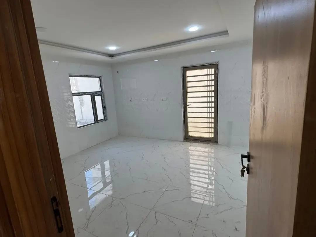 سارع بالشراء بسعر جداً مناسب 
دار للبيع 200م مربع أول #مجمع_ألاميرات2
غرفتين استقبال موزع صغير
 حمامات2 مطبخ كراج حديقة 
 مكان جداً راقي
 يباع نقد 
***********
