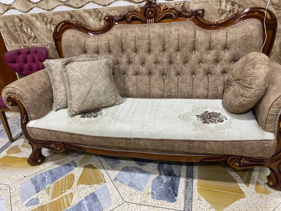 ديوان خشب زان رئاسي 2قطع كبار و4قطع صغار مستعمل جديد بمعنى الكلمه خالي من اي عيوب السعر900الف للاستفسار ***********
