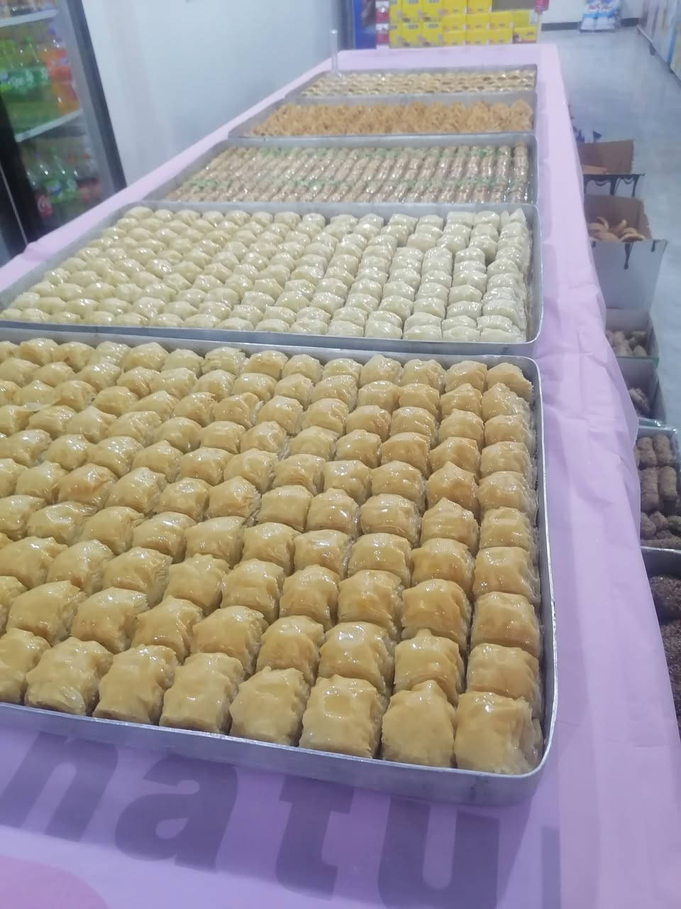 السلام عليكم ميز دخل محل طول ٣متر في ٨٠ سم تفصال درجة اولى جديد مستخدم قليل سعر ٣٠٠ وبي مجال قليل،،.
وميز مال بقلاوه قطعتين الأولى ٣متر في ١٢٠ سم ارتفاع ٦٠سم والثانيه ٣متر في ٨٠سم ارتفاع ٦٠سم سعر ٢٥٠ وبي مجال *********** كركوك حي العسكري
