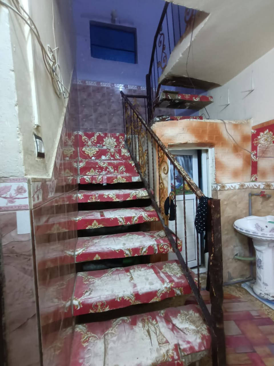 بيت 200 متر قاطين البيت كامل مكمل ما ناقصه لا تعديل لا اي شي بيت مفول دوانيه 7×5جوه غرفه وصحيات وبل خارج هم صحيات وفوك غرفتين ومرمر لبيت صب مسلح وبي محل هم البيت ركن بل الفين بشارع ضياء العتابي للستفسار اتصل ***********
