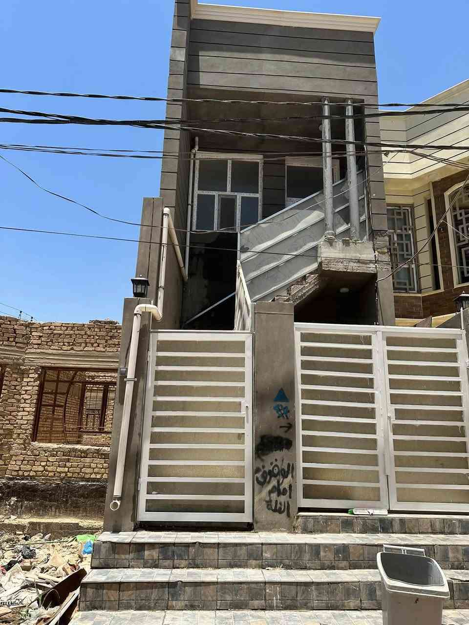 شقة طابق ثاني للإيجار تقع في التقية الاولى مقابل مدرسة جميل امانة مقابل الباب الجانبي تحتوي على غرفتين نوم + مطبخ + صالة صغيرة + مجموعة صحية + بيتونه تصلح للخزن 
مطلوب عائلة صغيرة 
السعر المطلوب هو ٣٥٠ الف غير قابل للتفاوض 
للاستفسار الاتصال على الرقم ***********
