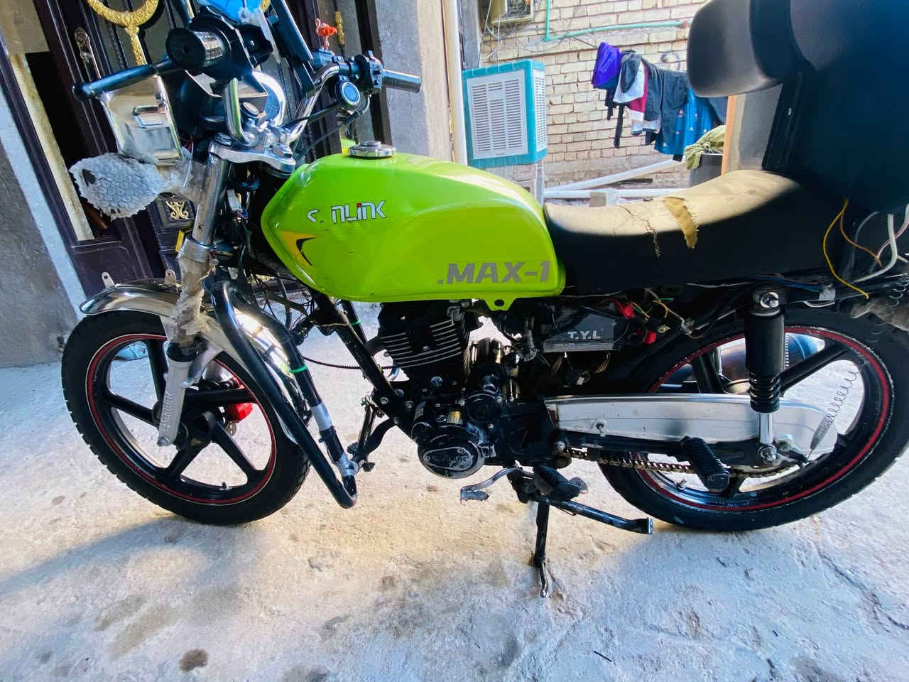السلام عليكم. دراجه سونكك. MAX1 2024 محرك ما مفتوح.  بيهه خلل. الثالث ماكو يعني اول ثاني رابع خامس شغالات بس الثالث بوش. تصليحه يكلف ٦٠ الف.  اما الباقي اضمنهه الك الدراجه خير من الله.  بدون اوراق سعر 550 وبيهاا مجال. للعلم بدون الصندوك تنباع.  ***********
