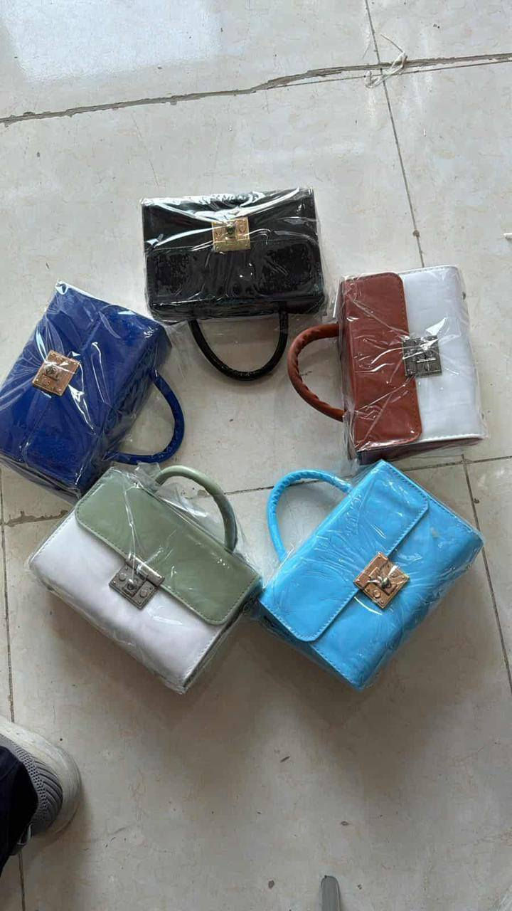 جنط نسائيه سعر القطعه ٥ ومتوفر توصيل بلدروز وكافة المحافظات للحجز والاستفسار مراسلة الصفحه او الاتصال على الرقم ***********
