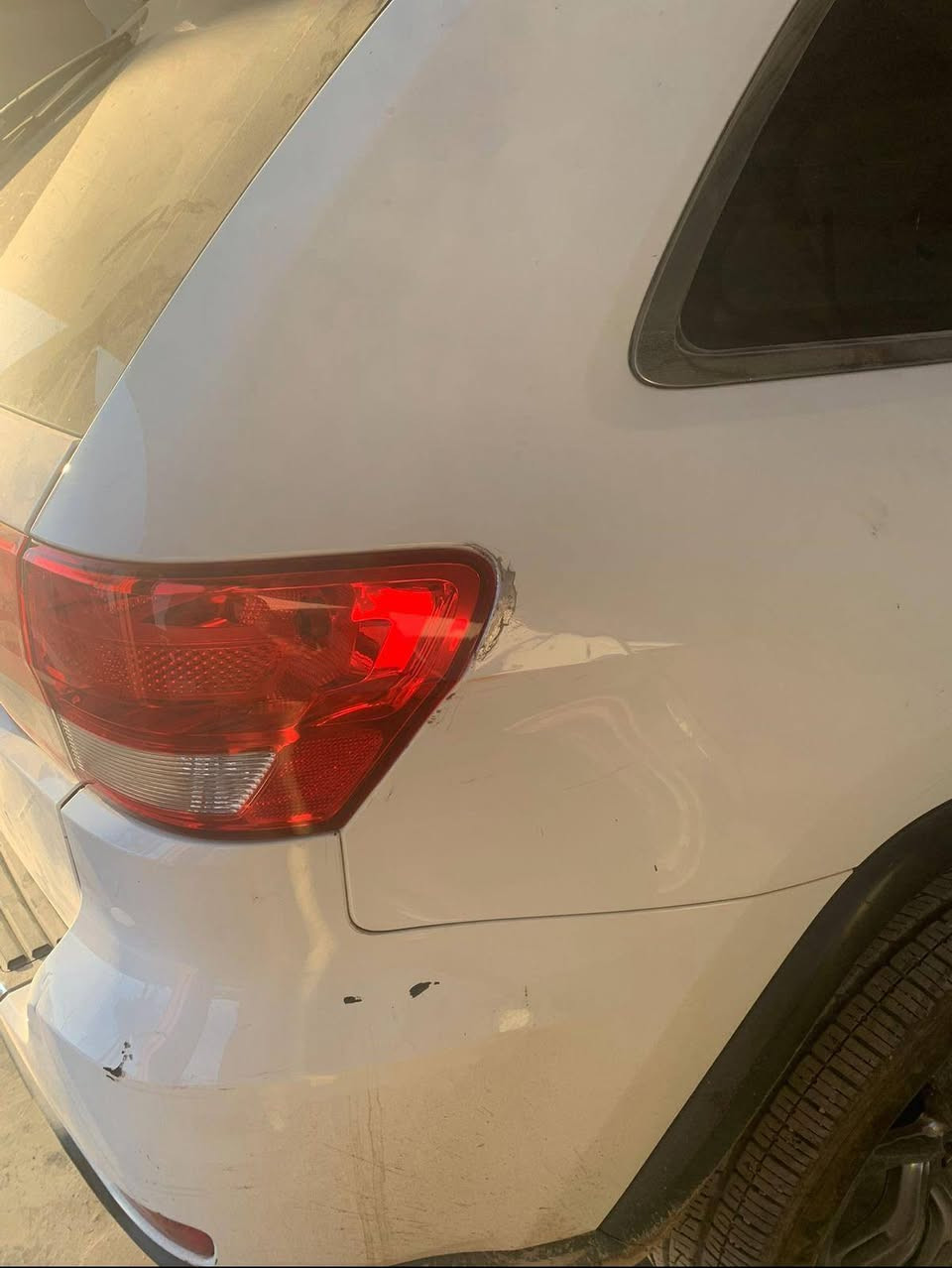 السلام عليكم
🚙 للبيع جيب جراند شيروكي 2013 وارد خليجي – لون أبيض السيارة نظيفة جداً واستعمال شخصي وباسمي، تحويل فوري ثاني يوم رقم بغداد – مشروع وطني المكان: الأنبار وبغداد
🔹 الممشى: 134 ألف كم فقط
🔹 محرك 6 سلندر المرغوب
🔹 كير ومحرك خير من الله
🔹 تبريد ثلج
📌 ملاحظات الفحص: تبديل باب السائق صبغ قرب البك لايت الخلفي الأيمن حسب السونار باقي السيارة نظيفة جداً جميع الإيرباقات (Airbags) وضع شركة
✨ المواصفات:
• بصمة تشغيل (عدد 2 مفتاح)
• تشغيل عن بعد
• بصمة أبواب
• تحكم ستيرن + مثبت سرعة
• داخلية جلد لون ماروني
• تبريد قطعتين
• شاشة قلاب
• كامرة خلفية
• زركات لايت أمامي
• مانع انزلاق
• إشارات بالجاملق 
• لايت زينون
• فتحة سقف كهرباء
• حساس تايرات
• تايرات جديدة
• ماوس وضعيات القيادة: أوتو (تلقائي) – ثلج – سبورت (رياضي) – رمل/طين – صخور – دفع رباعي منخفض (4WD Low) – نزول المنحدرات
السيارة جاهزة وما بيها أي نقص السعر: (170 ورقة ) وقابل للنقاش بالمعقول 📞 للاستفسار: *********** التواصل على الخط + وتساب فقط
