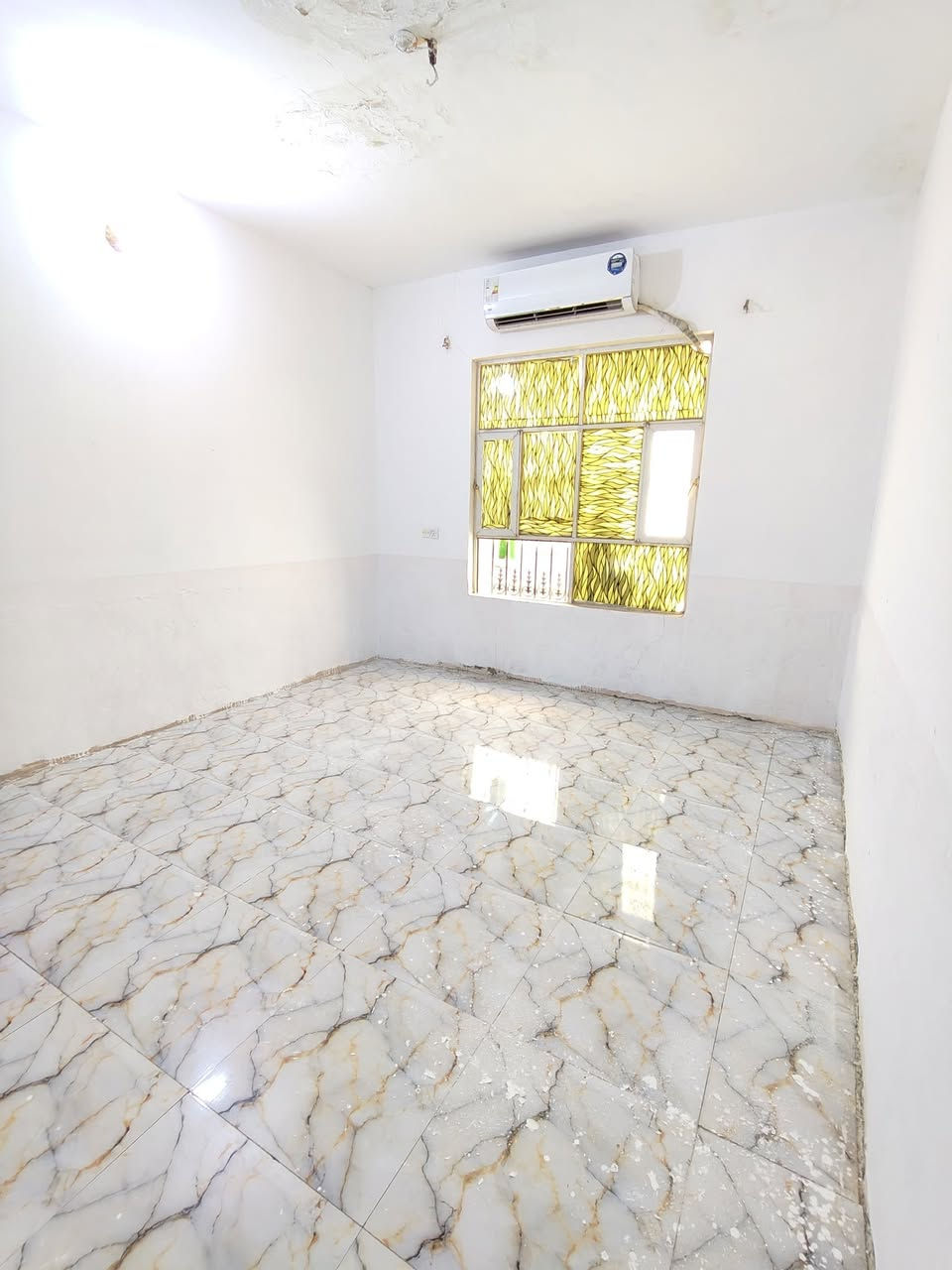 السلام عليكم ورحمة الله وبركاته
للبيع بيت طابو زراعي
المساحة 160 م²
غرفتين وصالة واستقبال ومطبخ وصحيات عدد 2
الحي الجمهوري موقع جيد وقريب من السوق
خلف بيت د بشير عريعر 
المنطقة تتوفر بها كافة الخدمات 
تبليط قريب جدًا، كهرباء ومجاري 
السعر مناسب وقابل للتفاوض

للاستفسار 
***********
