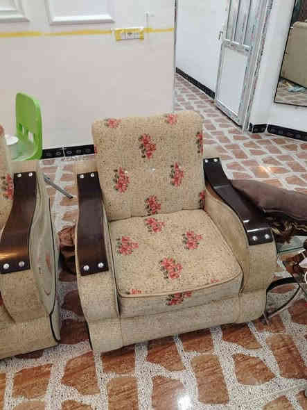 قنفات 5 قطع للبيع نظيف كدام العين ب110 قفل العنوان كركوك قرب عمل شعبي والرقم ***********
