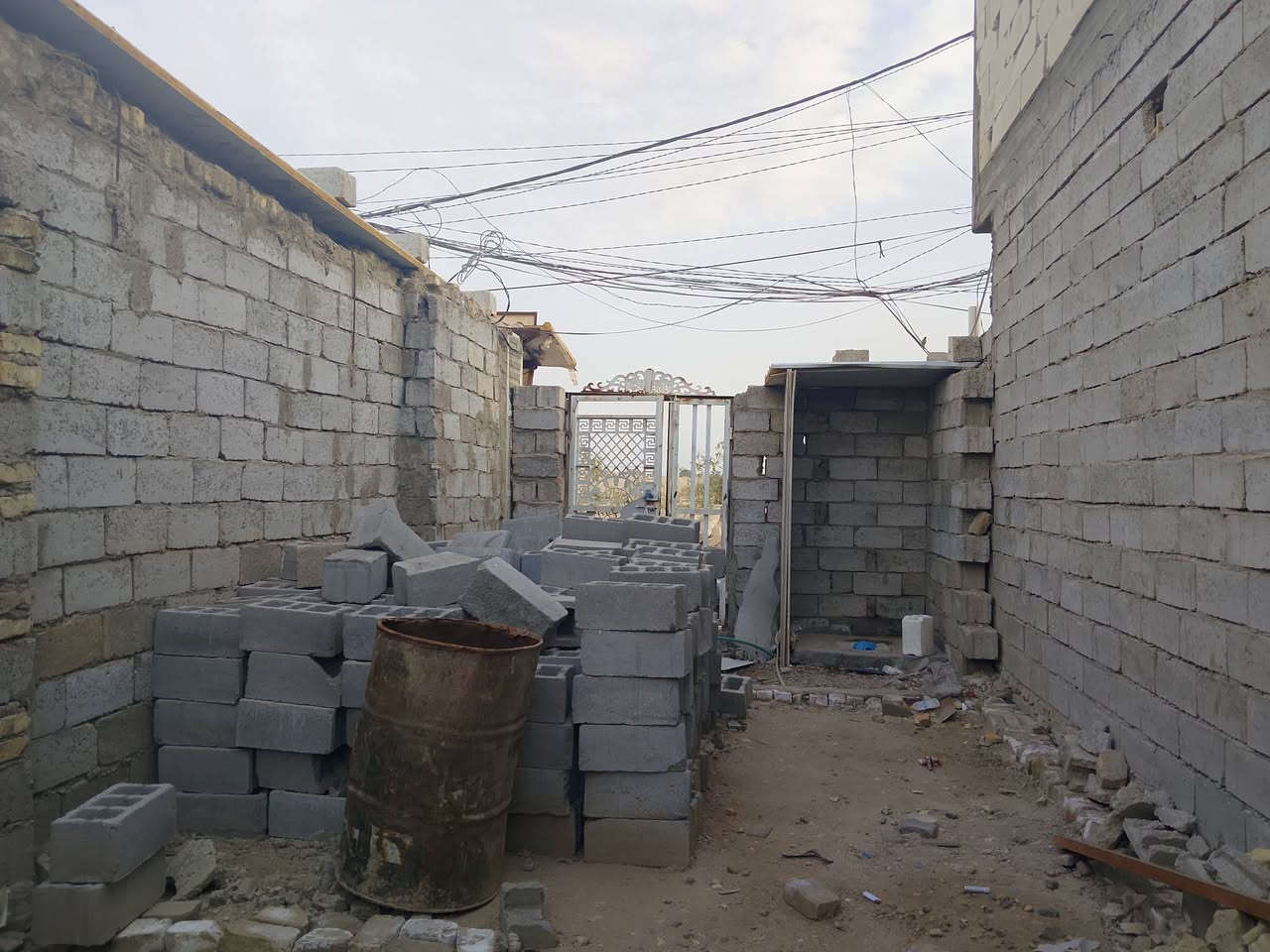 عرصة 100متر مربعة. 8×12ونص +اسواق جاهزة
نجف شارع المطار الجديد قرب المخازن الغذائية البيوت الى خلف المعرض الدولي وقريب على صناعي مال كوفة 

 مسيجة بلوك داير الاطراف للسكف مع بلوك 
اساس صب بدون شيش يتكون من غرفة وصالة ومطبخ  ومكشوفة وحمام داخلي وحمام خارجي   
واستقبال مسوينة اسواق مكونة من(4 برادات ومجمدتين  وسبلت منظونة كامرات ورفوف وعارضة كرزات 3 سطح سندويج مثل ممبين بالفيديو )

تكدر تبقى على الاسواق وتكمل البيت لو تكعد بي لو تاجرة بالناحيتين مستفاد السعر خاص 

اسباب البيع عدم التفرغ 
رقم صاحب العرصة (***********) موجود واتساب
