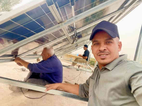 سلام عليكم 🫡
في  شروين 💡🌞💡

بتاريخ2025/12/7

تم تجهيز وتنصيب منظومة متكاملة للطاقة الشمسية في #شروين/قرية حمزة النجم   دار الأخ   #ابو حسيب بلال الزهيري تستاهل كل الخير 

تم العمل والتجهيز المواد من قبل مكتب #ضوء ديالى 

منظومة 10 آمبير  ليلي🌙 نهاري 🌞يمكن تطويرها إلى 25 آمبير  وأكثر ——
تكونت من ..

الواح عدد 5   ألواح لونجي هي ألواح طاقة شمسية عالية الجودة تُعرف بكفاءتها620 w العالية وأدائها المتفوق في مختلف الظروف، خاصةً في الأجواء الحارة والظروف ذات الإضاءة المنخفضة. تتميز بتقنيات متطورة مثل خلايا HPBC لزيادة الإنتاجية، ومتانة عالية، وضمان طويل الأمد، مما يجعلها خيارًا موثوقًا للمشاريع السكنية والتجارية

إنفرتر #جرواط (Growatt) هو جهاز عاكس شمسي هجين وموثوق لتحويل طاقة التيار المستمر (DC) من الألواح الشمسية أو البطاريات إلى تيار متردد (AC) لاستخدام الأجهزة المنزلية، وهو يشتهر #بكفاءته العالية، دعمه لأنظمة خارج الشبكة (Off-Grid) أو المتصلة بالشبكة، ووظائفه الذكية مثل شحن MPPT وحماية متعددة، مع خيارات مراقبة عبر #WiFi، ويأتي بقدرات مختلفة (مثل 6 كيلو واط) ومناسب للاستخدام المنزلي والتجاري

بطارية 🔋ليثيوم داي (Deye) #سعة 10 كيلو وات (تقريبًا 10.24 كيلو وات ساعة) هي نظام تخزين طاقة شائع يعتمد على تقنية فوسفات حديد #الليثيوم (LiFePO4)، وتتميز بـ 51.2 فولت، وقدرة 200 أمبير/ساعة، وعمر افتراضي طويل (أكثر من 8000 دورة)، وتصميم آمن وقابل للتوسع، مع نظام إدارة بطارية (BMS) مدمج، وتوفر حلول طاقة موثوقة ومستدامة للمنازل والشركات عبر ميزات مثل المراقبة عن بعد والتثبيت المرن. 

تم استخدام السلك المغلون الخاص بل طاقة الشمسية وتيار الDC
تم ربط كافة قواطع الحماية ال DC وقواطع AC الخاصة بل خرج وادخال Ac لحماية المنظومة من التيار العكسي والمتذبذب 

تحياتي لكم جميعاً 
@الجميع
تم العمل من قبل  مكتب #ضوء ديالى 
اي استفسار خاص او رقم الهاتف /*********** /
‭0770 010 9288‬ واتساب موجود
