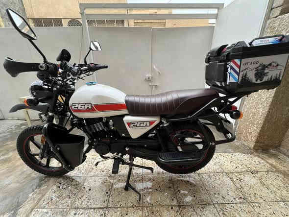 دراجة دايوان جبلي نفخ 26A
موديل 2023 نازلة من المعرض (موتور مول) زيرو بتاريخ 2025/10/5
يعني صار شهرين من ماخذيها من المعرض 
رقم بغداد ومستلم سنوية عظم عاج احدث اصدار لكن بعدها بأسم المعرض ممحولها بأسمي وحتى لوحات معدنية بعدني ممستلم لان الدراجة بعدها جديدة واللوحات كاملة بمرور الحسينية 
المسافة الماشيتها الدراجة الفين كيلو و300 يعني الدراجة بعدها زيرو زيرو مكفولة كفالة عامة
ودراجة بيها اضافات  اول مااشتريتها اشتريتهن: 
 صندوق رياضي وليس دلفري
شاحنة وماسك تلفون اصلي شحن وايرليس وكيبل 
وبدلتها اول مااشتريتها خليت سنجيل ذهبي ابو الربل مال بطح لان يكون اقوى ومقاوم جداً مع العلم الزنجيل الاصلي مالت الشركة موجود وكلشي مابي
لايت لد زنون قوي جداً لان لايتها مال شركة ميجي قوي كلش
اضافة وتحوير دكمة دبل اشارة 
درع ابو الجيوب 
الدراجة مبدللها دهن فقط ٣مرات  اول ماجبتها مال سحك وثاني مرة ورة ممشيتها واخير مرة قبل ٤ ايام 
ارجع واكرر الدراجة زيرو ومكفولة كفالة عامة 

سبب البيع: لتغيير طبيعة الشغل وعدم احتياجي الها بالوقت الحالي
السعر 3 ملايين و150 الف ورجاءً لحد يكسر بالسعر حاولت اعرض سعرها بأنسب سعر لان معروف الزيرو من المعرض بيش ماعده سعر الاضافات الي مشتريهن 
العنوان بغداد الامين الثانية 
*********** 
متوفر واتساب واتصال ومتوفر ماسنجر كذلك
