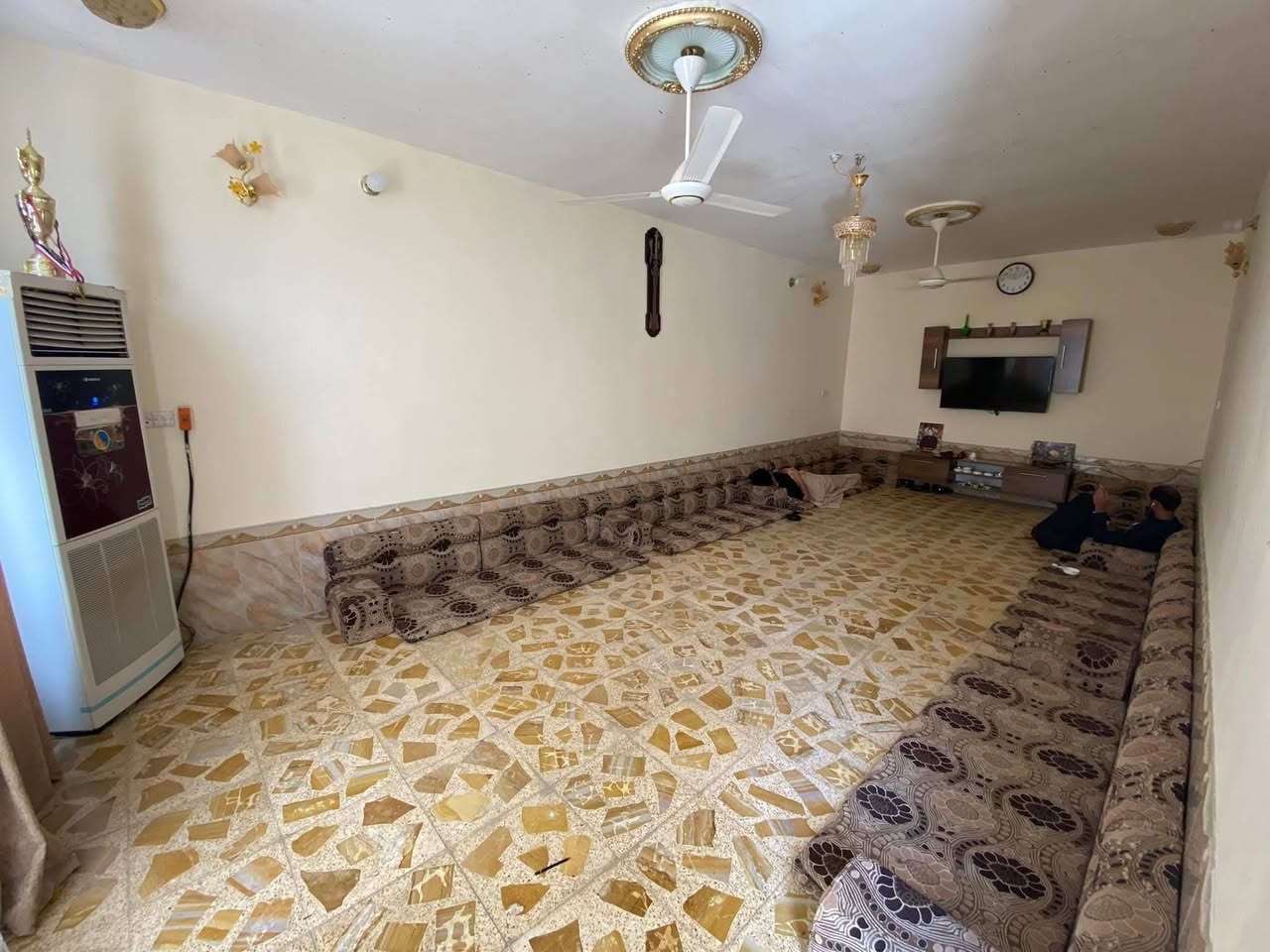 لٱسباب الوعود الكاذبـة تم اعادة النشر
الدار للبيـع
المـوقع/الدوايـة/الصـوب الكبير/منطقـة الدور /شارع مدرسـة بغداد الاهليـة
طابـو صرف..
المساحـة ١٥٠ متر..
استقبـال طول٩ متر وعرض ٣ ونص
صالـة٥في٤
  غرفتيـن.نوم ٦ طول ٣ونص عرض
مطبـخ حـار+ بارد٦طول/٥ ونص عرض
صحيـات خارجـي
حمـام داخلـي
البيت نضيف +شيمٌـان
مخزن +كلدور+طارمـة
يتضـمن جميـع الخدمـات 
السعر 95 مليون  …
للطلب والاستفـسار 
الاتصال برقـم(يوسف)
***********
