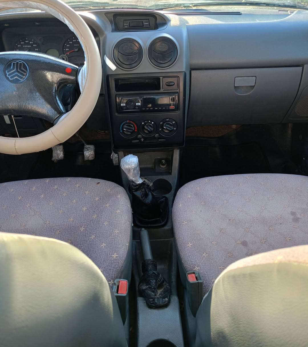 السلام عليكم سايبه ٢٠١٤ رقم واسط  السياره جاهزه مكفوله ماعده الجاملغ الأمي مصبوغ فقط والباقي كفاله برانكيت مكفوله مكينه تبريد حداديه كله جديد  السياره على وضع الشريكه مكاني واسط الكوت ***********
