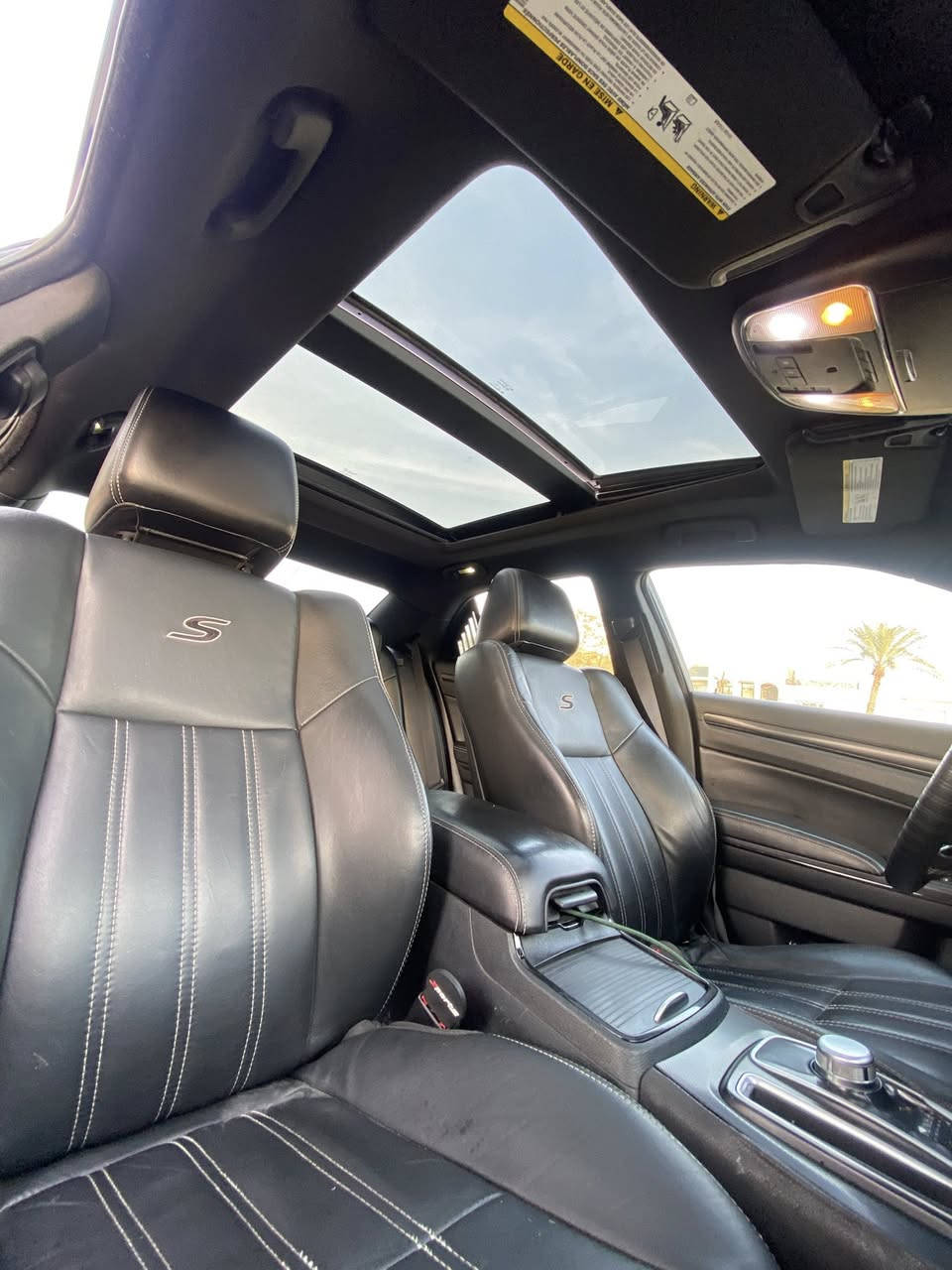 السلام عليكم
كرايسلر c300 s
2015 فول المواصفات v6
سيارة رقم بغداد الدولي بـ اسمي 
ماشية 122 الف مايل
حادث سيارة تبديل بابين 
شواصي لغود دواخل مكفولة

بصمه 
بانوراما
حساسات/ تحكمات
كشنات تدفئه /اكواب تدفئه /تبريد
باقي مواصفات الـ s معروفة
سيارة نظيفة كلش ومابيها اي نقص وجاهزه
 رايدها 198 وبيها مجال بسيط
مكينة كير تبريد نظاف جدد
***********
مكاني بغداد / نفق الشرطة
