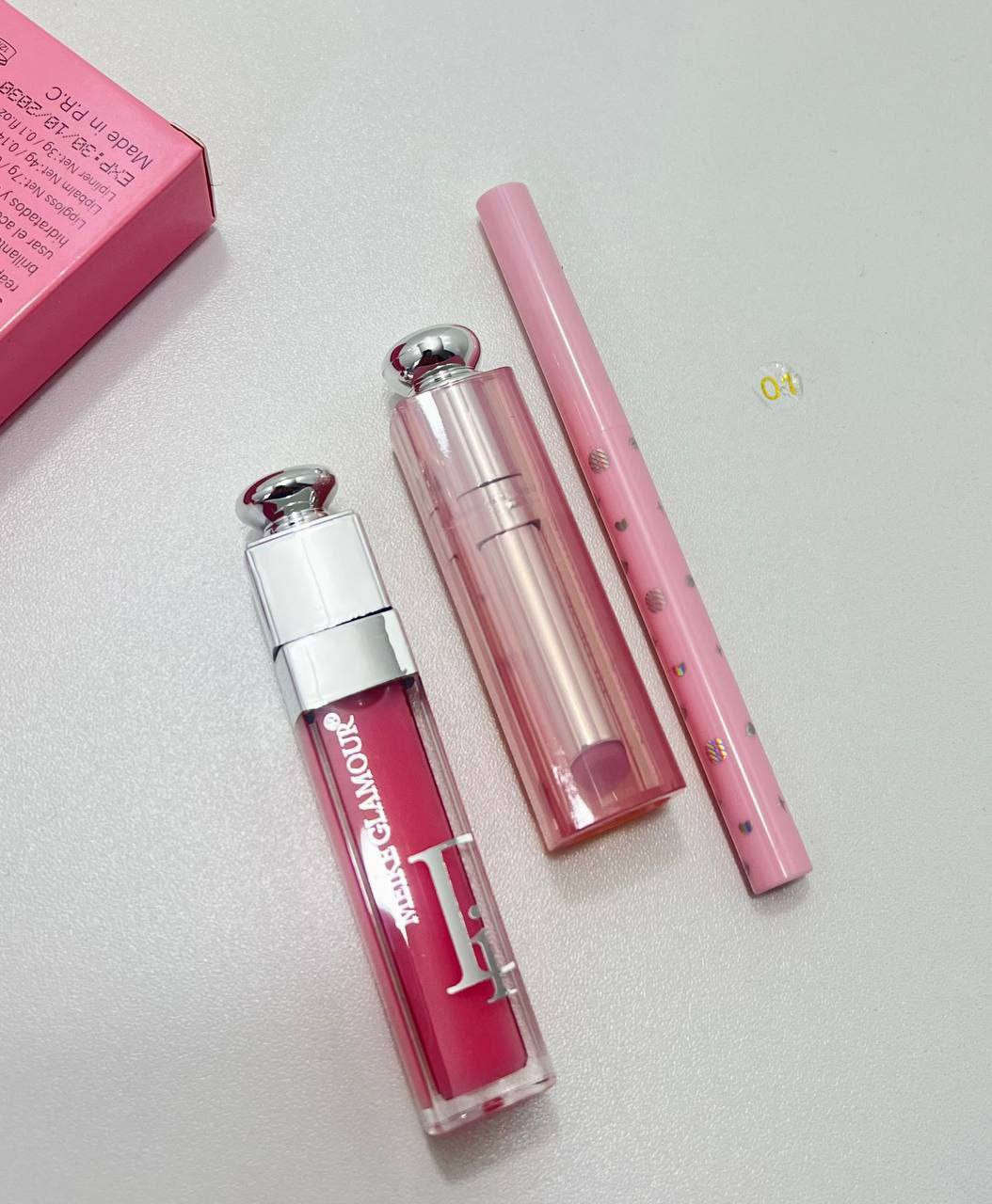 طقم ملمع ومرطب شفاه Meike Glamour هو منتج تجميلي للشفاه يُسوق كمنتج "3 في 1" يجمع بين ملمع الشفاه ومرطب الشفاه ومحدد الشفاه.
تفاصيل المنتج
الاسم: Meike Glamour Crystal Glaze 3 in 1 Lip Glow | Color Reviver Balm.
الوظائف: يوفر المنتج لمعاناً حريرياً (ملمع شفاه)، وترطيباً عميقاً وراحة فورية (مرطب شفاه)، ويحدد الشفاه بلطف (محدد شفاه).
يحتوي على كلوس للشفاه يحتوي على بلسم ذكي يعيد إحياء اللون الطبيعي لشفتيكِ، مما يمنحها نعومة وامتلاءً ولمعاناً كريستالياً جذاباً.
الاستخدام: يتميز بتركيبة خفيفة ومثالي للاستخدام اليومي للحصول على تأثير متوهج فوري.

كلوس ومحدد  ولون شفه

ذني بيهن 4 اشكال 
للحجز والاستفسار راسلينا خاص �
#جنط_نسائية #اكسبلور_العراق #تفاعل #عناية #جمال #بنات #اكسبلورexplore 
#فيسبوك_العراق #بنت_عراقية #مكياج #fyppppppppppppppppppppppp


**إذا كنت صاحب هذا الإعلان وتريد حذفه لأي سبب، رجاءا أرسل رسالة إلى الدعم الفني**