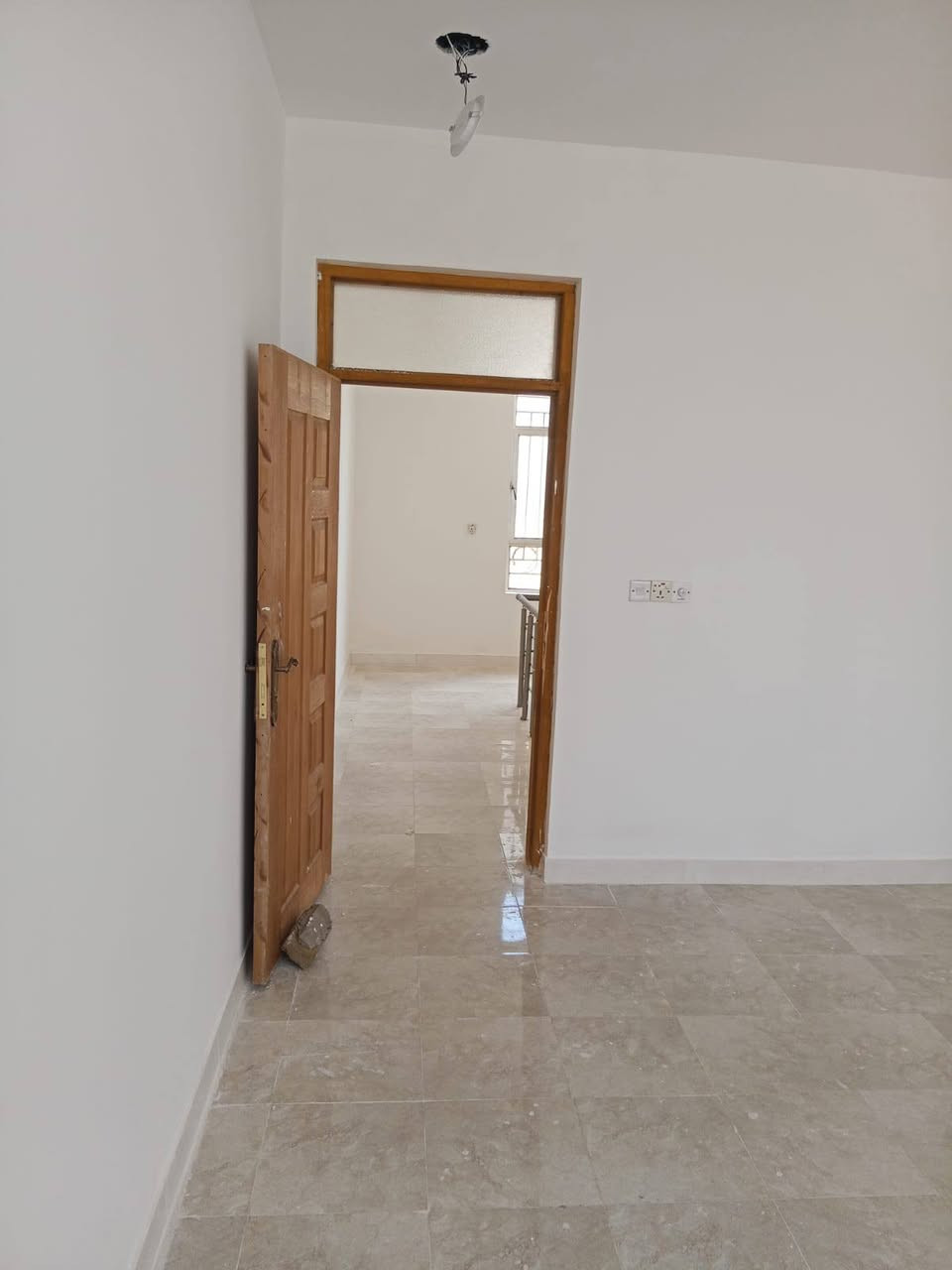 100م  طابوق مسلح  حي البساتين حي السلام  شارع ابو فلاح قرب مولده ياسر  غرفتين  صاله مطبخ مع خدمات ومنور وترك حديث  يباع قسط ونقد  السعر75  للاتصال***********
