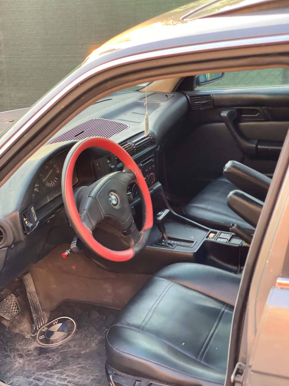 بە ناوی خوای گەورە
BMW 525 i
 بۆ فرۆشتن مۆدێل ١٩٩٣ گێڕئۆتۆماتیک دو جام کارەبا سلایت  کوشن جڵد گێڕومەکینە بەشەرت تەبرید لەسەر سویچ سەیارەکە ڕەقەم سلێمانیەو موسە لەسەر ساغی  ٢٠٠٤ داغڵ کراوە  پێشو دوای قرچی نیە تەحویلو غەرامە بە شەرت  ڕێک بیکە بە ناوی خۆتەوە   سەیارەکە جایزە  سەنەویو هەمو شتێکی تازەیە
نرخ ٤٣ گەڵا  شوێن سلێمانی 
*********** ڤایبەرو واتس ئەپی لەسەرە 
***********
admin...❤
