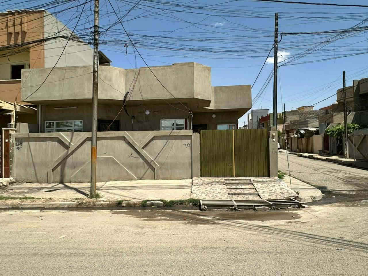 للبيع دار تجاري على شارع سايدين 

 مساحة الدار ▪️▪️140م الواجهه 11 ❌ 12،75
 جنس العقار ▪️▪️ملك صرف 
موقع العقار ▪️▪️حي الميثاق مقابل القيس ماركت 
                             
                      🔹 مواصفات الدار 🔹
ط1/ 

   غرفة نوم عدد 2➕ مطبخ ➕هول➕ استقبال 
    ➕ صحيات➕ مناور عدد 2 ➕ بيتونه 
          
 للتفاصيل الاتصال على ***********
او مراجعة مكتب المسلة 
الموصل /حي المثنى/فرع مستشفى صحة المراة
