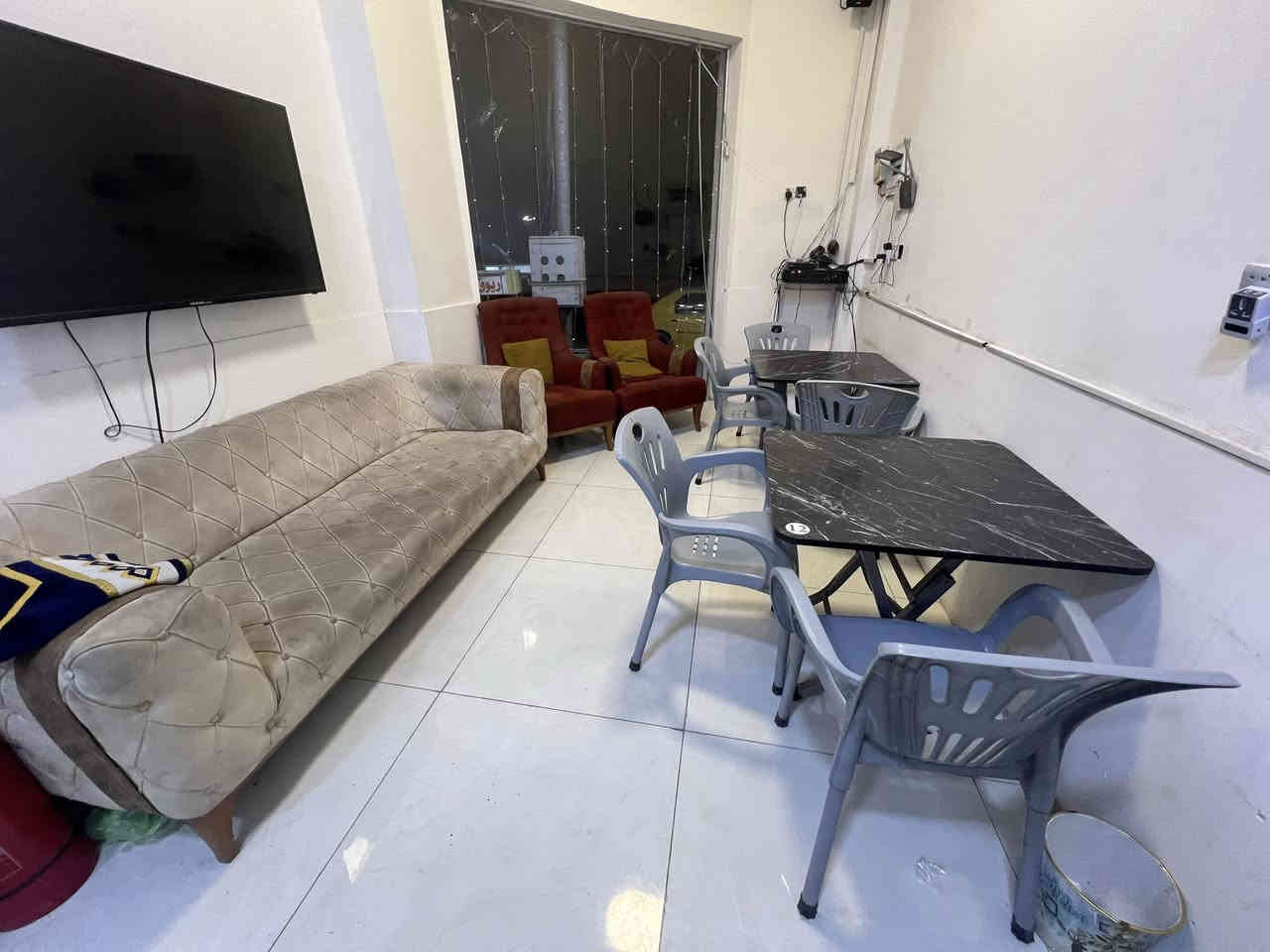 غراض مطعم و كوفي للبيع
ميوزة نوعية ممتازة الواحد ب٢٥ الف
كراسي الواحد ب١٢ الف 
برادات الواحد ب٢٥٠ الف
سبالت تحكم الوادي ٢ طن الواحد ب٦٠٠ الف
سستم صوت وياه ٤ سماعات ب٣٥٠ الف
كاونتر ٣ قطع ب٢٥٠ الف 
ميز سلستيل غذائي ب٩٠ الف
ميز كاشير ب١٠٠ الف 
شاشة حجم ٧٥ نوع شينون سمارت ب٨٠٠ الف
نص تخم ب٧٥ الف 
عربانة لبلبي الصفرة و الحمرة الوحدة ب١٥٠ الف
حماية مال اكل ب٤٠٠ الف 

السعر بيها شوية محال و الاغراض بعدهن اخو الجديد مستعملات شي كلش قليل 

مكاني بغداد العامرية 
***********
