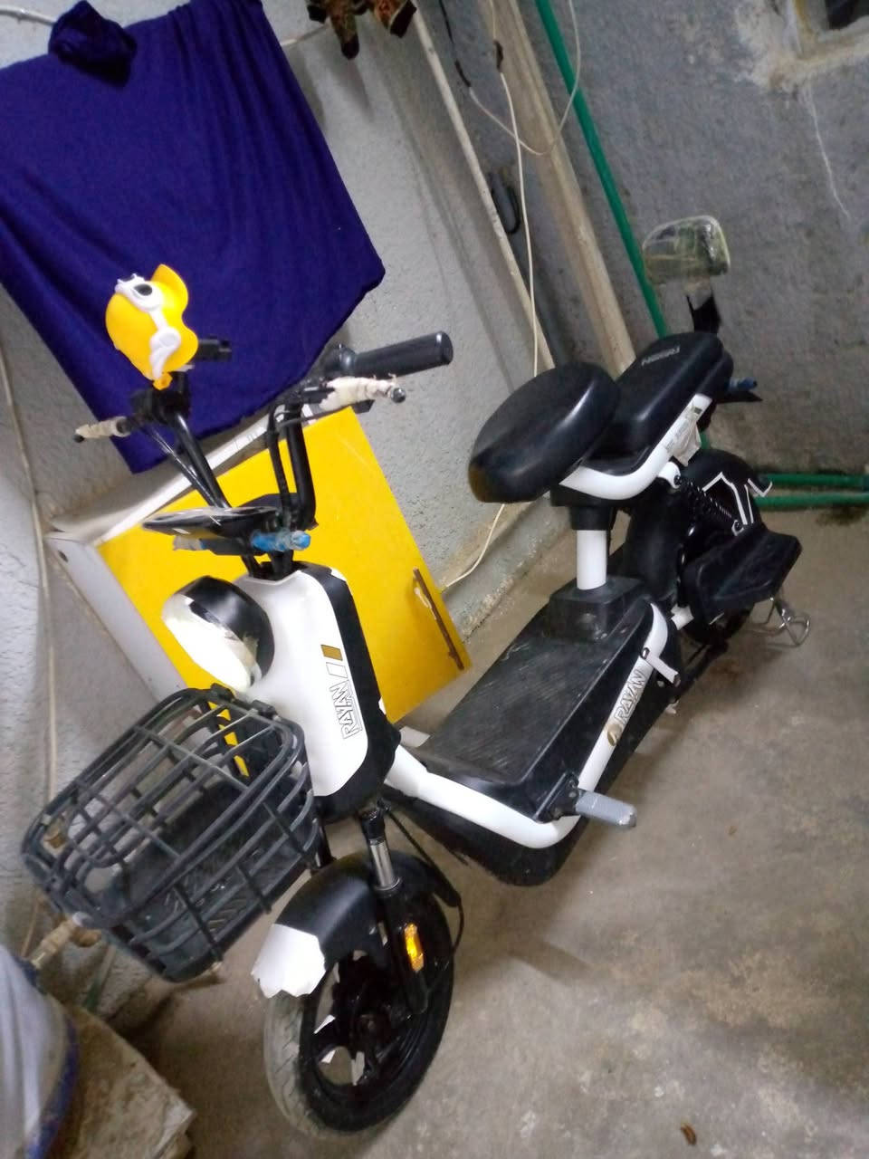 سلام عليكم عندي دراجه شحن شركه الريان حجم 14 
جديده كلش بمعنى الكلمه السعر 350الف 
الاتصال على هذه الرقم ***********
