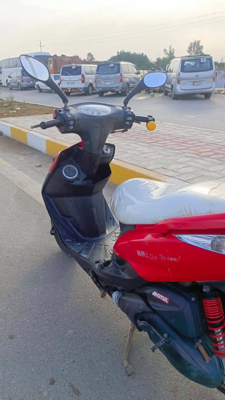 السلام عليكم دراجه ماكس ثعلب طالعه من معرض الزيتون وصل موجود  للبيع دراجه بلاديه من محرك وكفرات وكهربايات شغاله كلها ليت بك ليت هورن أشاير يمنه يسره رباعي سلف هندر السعر 725وبيها مجال لشراي المكان ناصريه مركز /***********
