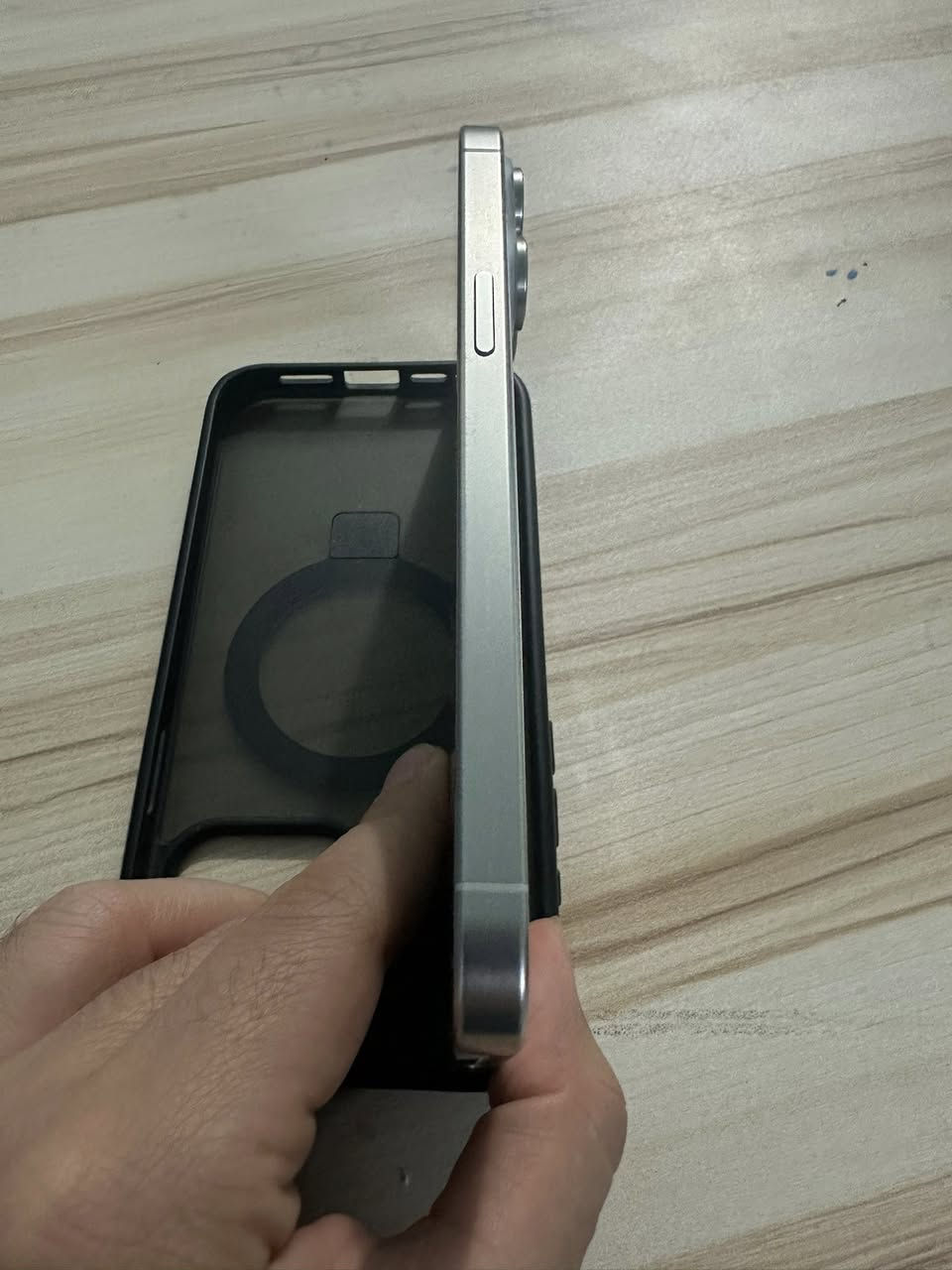 السلام عليكم
١٥ برو ماكس
ذاكرة ١ تيرا (١٠٢٤ كيكا) 
تيتانيوم ابيض
بطارية ٨٣٪؜ الجهاز نظافة مثل ما موضح بالصور
فقط مبدل ظهر
ب ١٠٥٠ وبي مجال بسيط
***********
