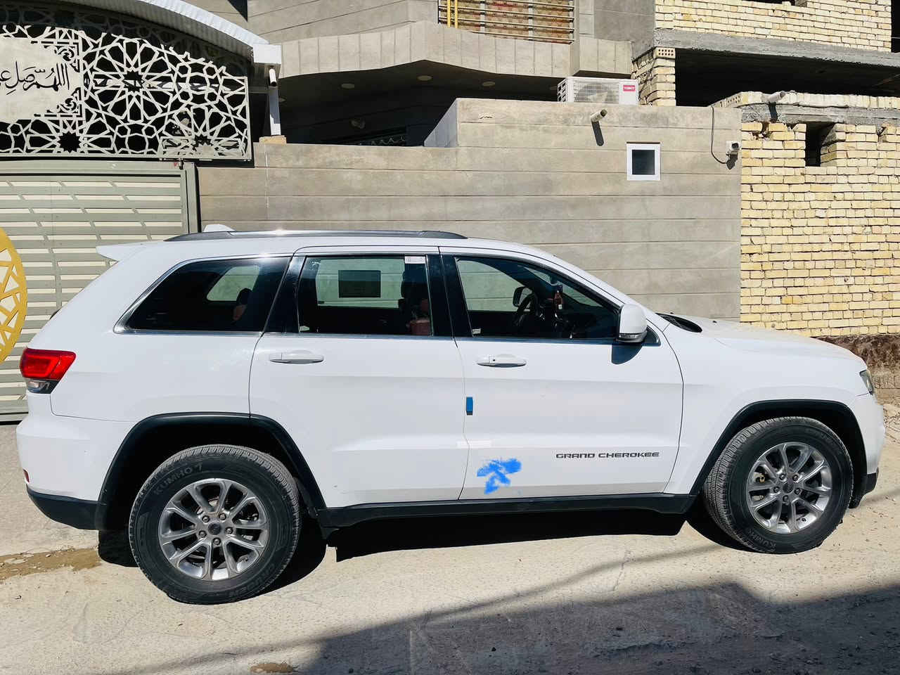 السلام  عليكم
للبيع فقط 
جيب لاريدو

ماشيه 132mi

موديل 2014 وارد خليجي 
السياره رقم بغداد انكليزي  (11)
السياره مكفوله عدا بارد بل باب الامامي جهة العبري
السياره جاهزه مكينه وكير وحداديه 100/100
المواصفات فتحه سقف /كشنات حضن جلد مختم بعلامة  jeep / 7راكب 
السعر اتصل وتدلل
المكان/الديوانيه 
للاتصال ***********
