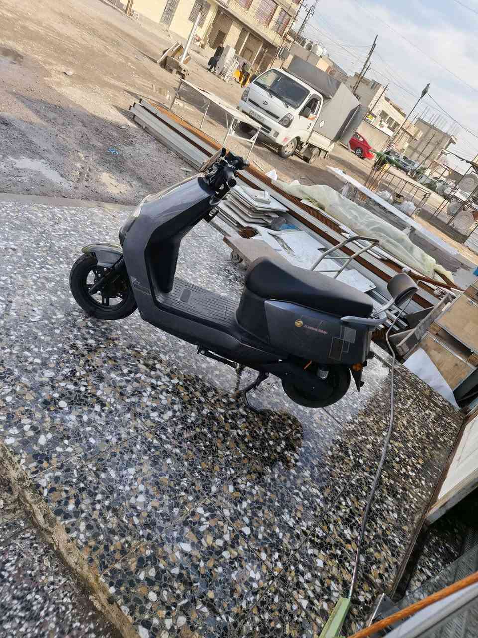 سلام عليكم دراجه شحن للبيع 72 فولت 25 امبير ملف 1500 ماشيه 1000 كيلو 6بطاريات تمشي 30 كيلو *********** السعر 650 مجال بصيط مكاني بغداد سيديه
