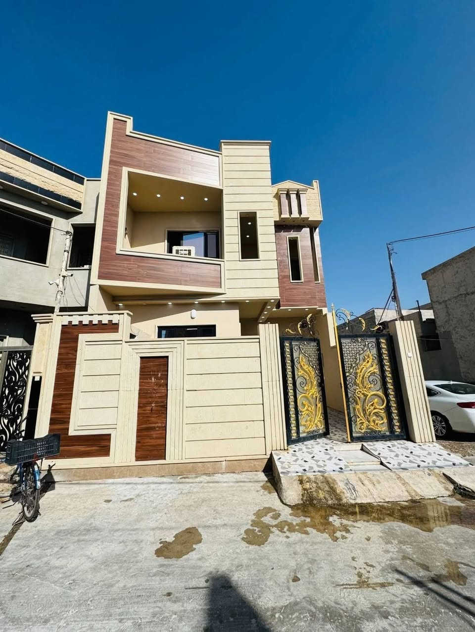 سلام عليكم بيت طابقين للبيع في الرشيدية قرب مدرسة عماد الدين الزنكي مساحة150متر يحتوي على خمس غرف نوم مطبخ مشتملات وصاله واستقبال بيت بأدلو الأساس عندو كارت بلدية الاستفسار اكثر اتصال رقم كورك***********
