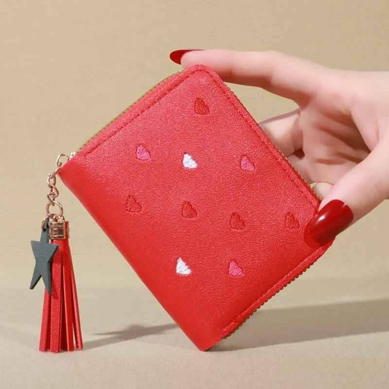 محفظة Zimoer النسائية الأنيقة 🎀
محفظة صغيرة تصميمها يخبل للبنات والنساء 💖
مزينة بنقش قلوب مطرزة ودلاية نجمة كيوت تضيفلها لمسة فخامة ولمعان ✨⭐

💼 عملية وخفيفة، مناسبة للطلعات والاستخدام اليومي
💖 خامتها مرتبة وتصميمها ناعم وجذاب

الألوان المتوفرة:
🌸 وردي
🍷 ماروني
🖤 أسود
❤️ أحمر
دللي نفسج بأحلى أكسسوار يكمل أناقتج 🎀 

السعر خاص 
🚘يوجد خدمة توصيل لجميع محافظات العراق ٤ الاف🚘 بغداد, العراق


**إذا كنت صاحب هذا الإعلان وتريد حذفه لأي سبب، رجاءا أرسل رسالة إلى الدعم الفني**