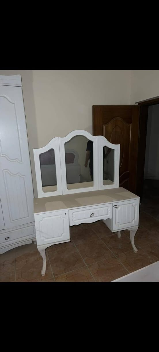 سلام عليكم غرفه كانتري عدد 2 وحد 5 قطع وثانيه 4 قطع كاملات جرابي بلوك نفرين معاهن ***********
