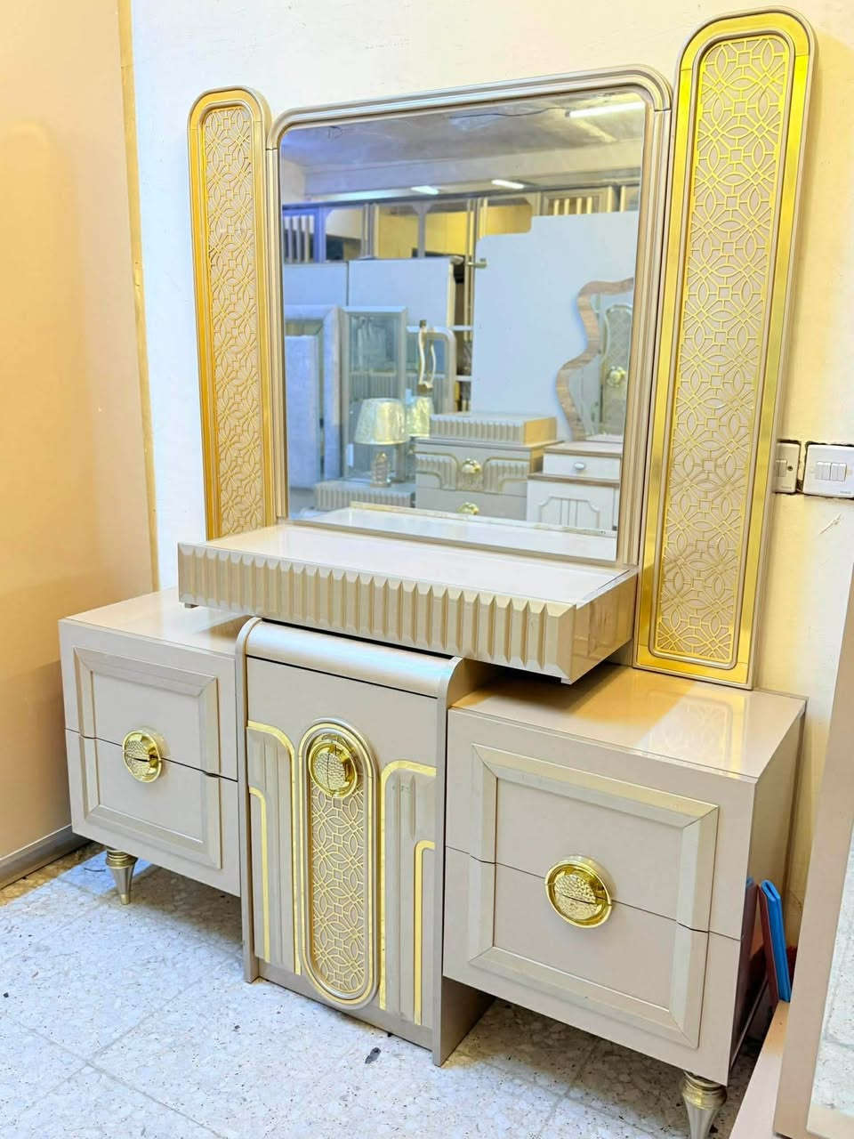 ✨ غرفة تركيه🇹🇷  اصليه صبغ حراري  11 قطعة 
 نظام أبواب موديل حديث 
سرير مخزن عملي
 ضهر بلوك
 قماش وتر بروف أصلي
✨ نظافة 95/💯
شد ونقل مجاني داخل بغداد
 توصيل للمحافظات بكروه
*********** واتس اب
