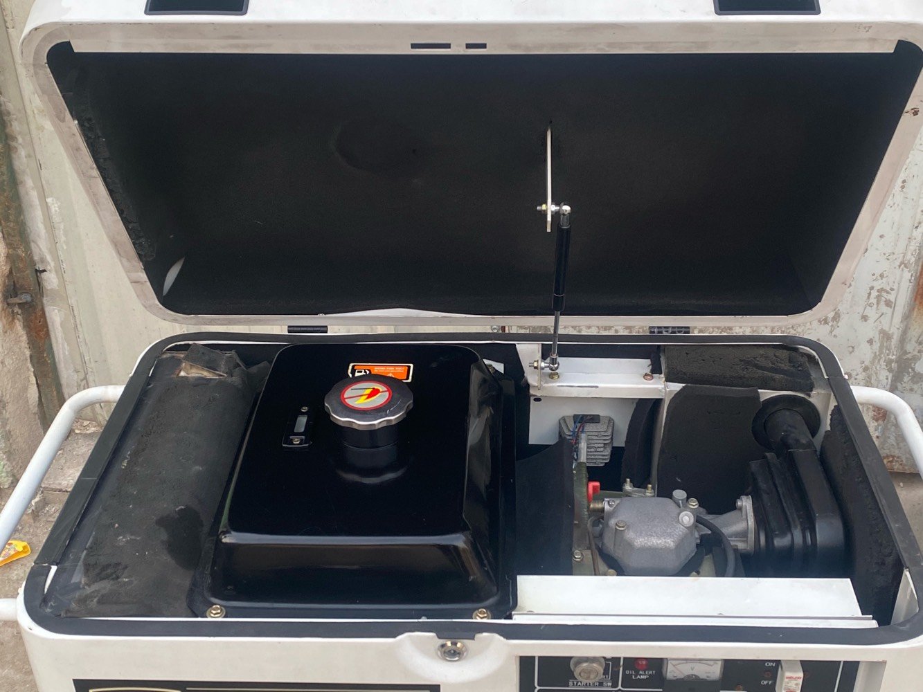 مولده .كامول  .كاتم 7 ونص كيفي ٣٠ امبير .. كاز .. جديده لوك . مامستخدمه مره وحده فقط وضميناهة  .تشغيل واطفاء .سويج ...جديده بعدها على وضع الشركه باتري جديد مالتهة شغال حجم كبير. .. ملف نحاس ١٠٠% . 
اقتصاديه جدآ بصرف الكاز ...السعر .مليون .و١٠٠
مكاني بغداد .بوب شام ..🏘 للاتصال ☎️ ***********