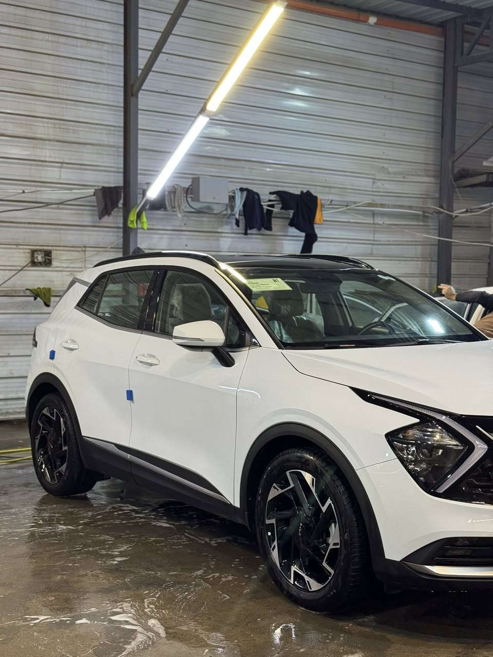 سلام عليكم سبورتج للبيع مديل 2024 فول فول موصفات للخير السياره كفاله عام عده تكيل كارت مكانين فقط باقي السياره كلهه كفاله رقم أربيل تحويل بشرط مكينه وكير كفاله السياره ما بيهه أين نقص على وضع الشركه 
موصفات السيار /
. فتحه سقف بنرامه 
. دخول ذكي 
. تشغيل عن بعد 
.مانع انزلاق
. تدفه بلكشنات 
. تدفه ستيرن 
. حساسات امامي
.حساسات خلفي 
.رادار جانبي 
. ليت امام إيل ايد دي
. كشنات جلد
. تحكم كشن كهربائي 
. صندوق كهربائي
وبعد بيهه هواي مواصفات  السياره ماشيه 37km سعر السياره 235 وبيه مجال بسيط مكاني بصره الحكيميه رقم الهاتف *********** 📞
