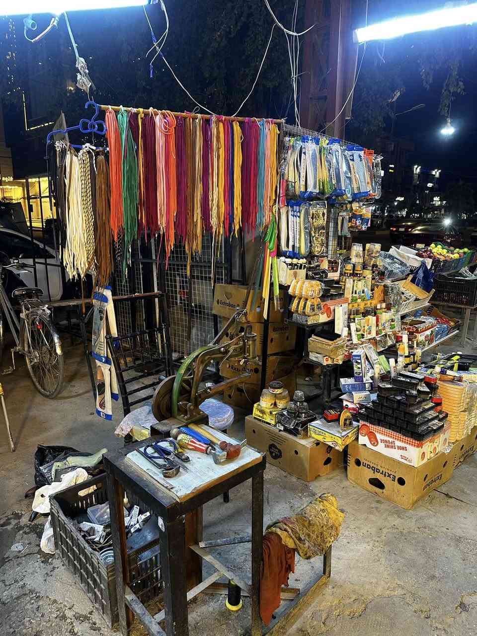 سلام عليكم سكافي السيديه متواجد من ساعه ٣عصراً الى ساعه ١١باليل الي محتاج قالب تكبير كوعبه نسائيا اصباغ تغير لون تصليح جنط سفر العنوان السيديه شارع تجاري مقابيل دي تودي القديم رقمي ‭٠٧٧٣ ٧٦٤ ٦٨٦٧‬ اي شي تحتاجه الحذاك او حذائج تلكو عندي وشكراً
