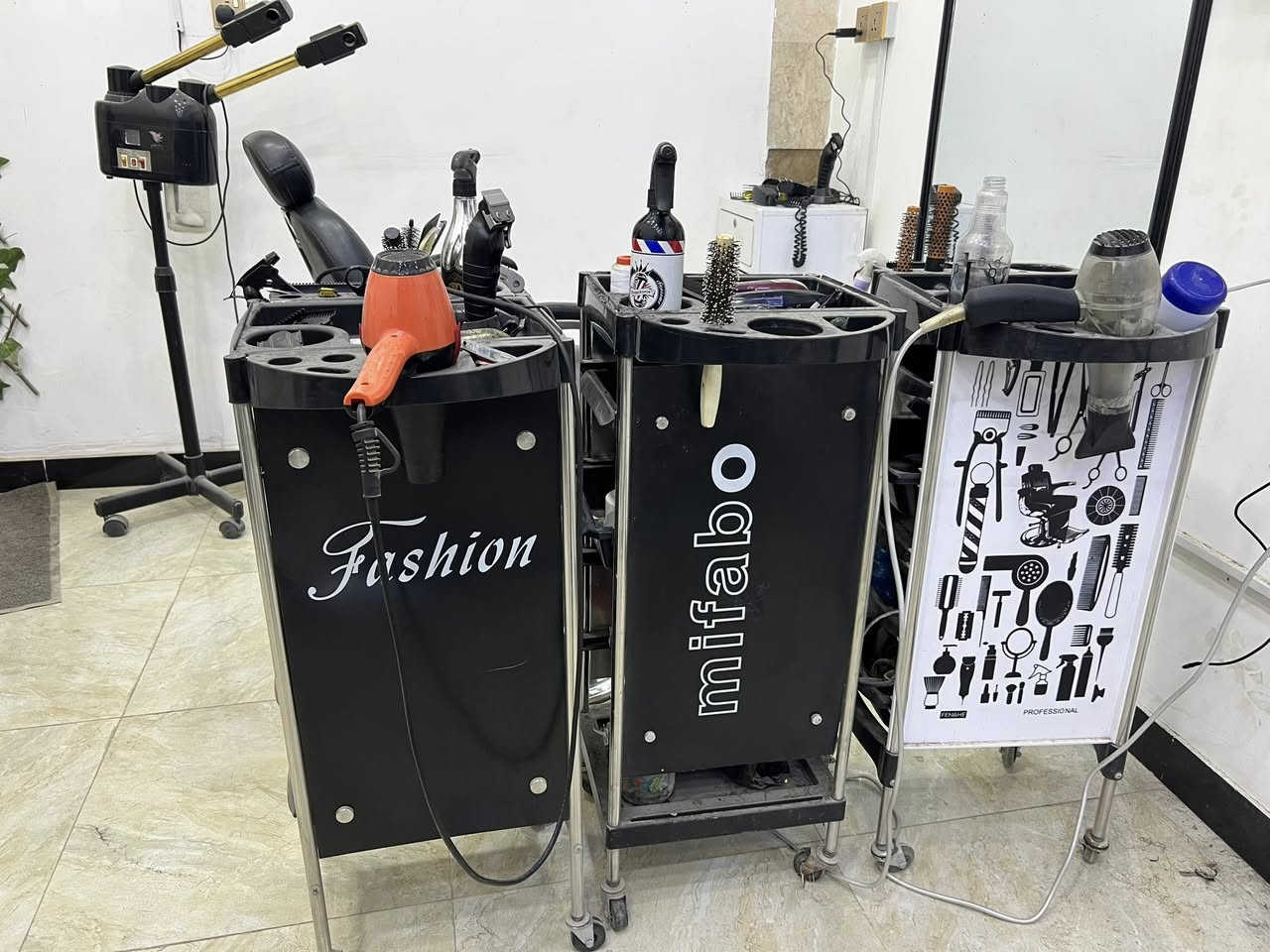 السلام عليكم

 3 كراسي 3 عرباين 2 رف للبيع مكاني حلة للاستفسار ***********  - *********** .
