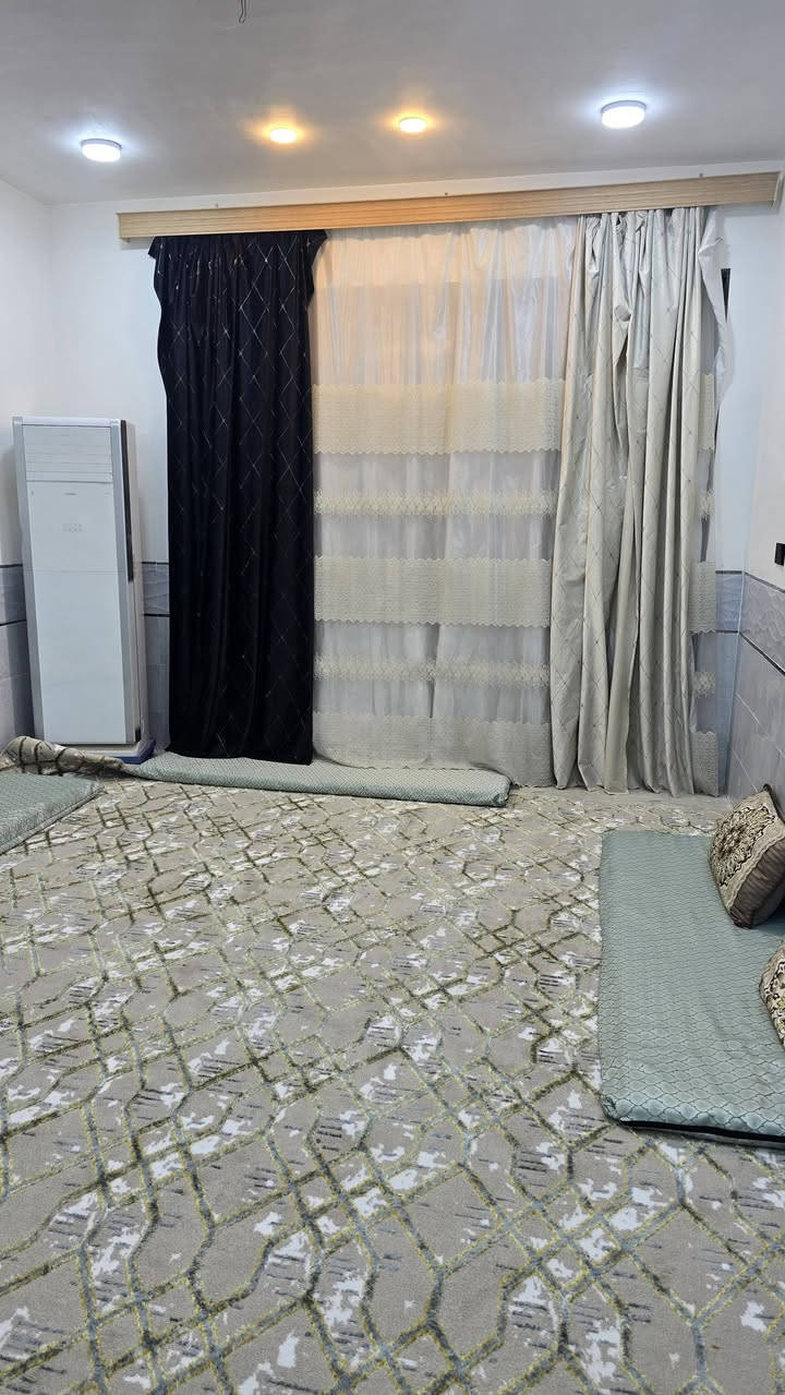 بيت للبيع مساحة 350  متر بناء جديد
مكان تقاطع السياحي قرب مطعم تاج محل الشارع السادة البو عاشور 
غرفة 5×4 سويت 
غرفة 5×4
موزع 6×3
صاله جلوس 9×4
استقبال 7×4
مطبخ بارد 5×3
مطبخ حار 1.75×5
 صحيات داخلية وخارجية 
وكراج +حديقة
الاستفسار على رقم 
***********
