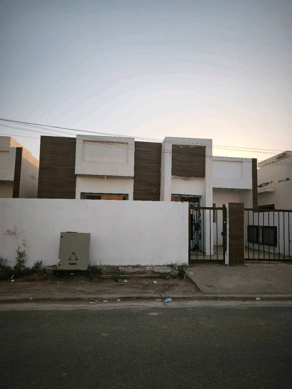 متوفر بيت في مجمع الفلوجة سيتي 
240 متر طابق واحد + بيتونه 
غرفتين نوم + مطبخ + صاله ضخمه و خطار 
 
البيت تشطيبات درجه اولى كلها عليه + سيراميك حمامات و الحمامات من itaca و البوب كلها درجه اولى و الباب الخارجي 
و البيت جاهز و كامل ما يحتاج اي صرف + بعده جديد محد ساكن بي بال نايلون 
للتواصل *********** السعر 145 مليون و بي مجال
