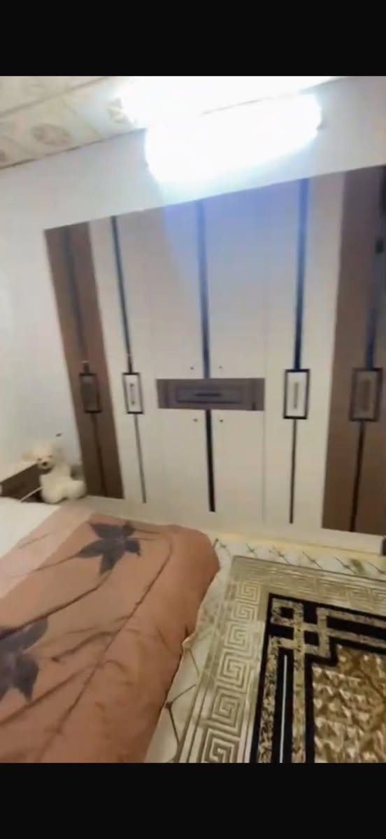 السلام عليكم غرفة نوم للبيت الغرفه شبه مستخدمه مابيه كسر ولا ضرر ولا شخوط الغرفه فاتحه وعايفه الاستفسار  مكاني كركوك يتصل ***********
