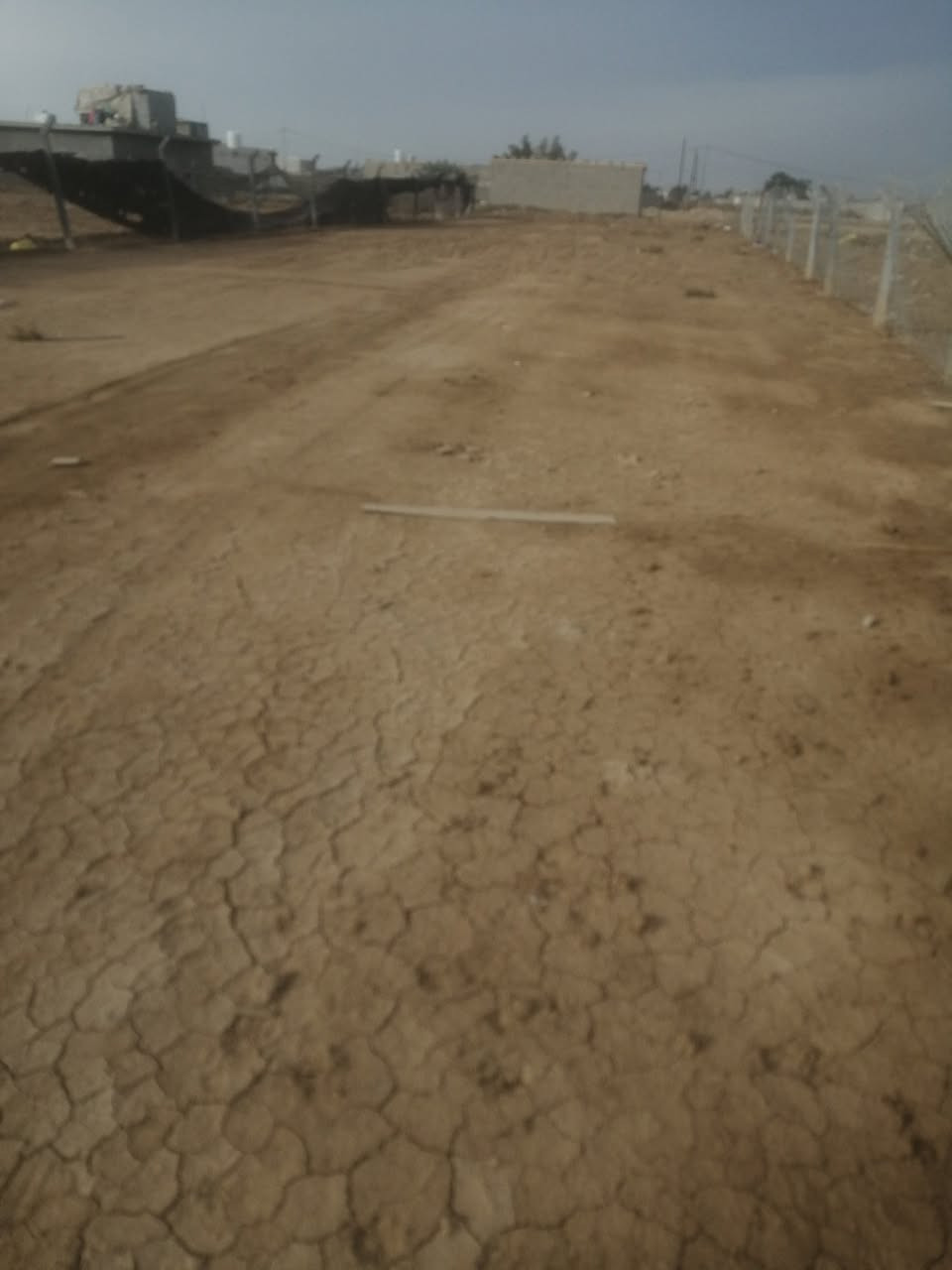 السلام عليكم قطعه أرض زراعي للبيع مساحة ٩٠٠ الواجهه ١٤ والنزال ٦٨ عله شارعين شارع كدامها وشارع وراها عرض الشارع ٧ متر صالحه للسكن اوزراعه او استثمار مثلاً جملون او مزرعه سياحيه او دواجن مي و كهرباء  موجودات تبليط يبعد عنها ١٠٠ متر مكانها بغداد تقاطع النهروان قريب مدرسة الجوادين الابتدائيه قريب التصنيع سعر القطعه٣٣ وبيها مجال رقم الهاتف ***********
