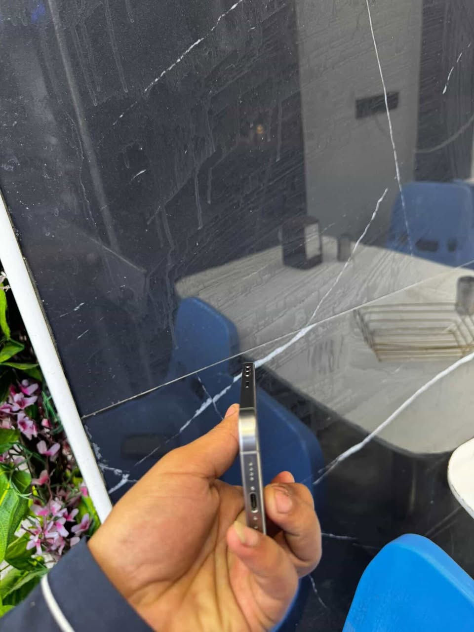 آيفون 15 برو ماكس 
ذاكره256
بطاريه 88

جهاز نضيف زلغ مابيه حيل نضيف ملحقاته كامله كيبل بعده جديد ب مكانه ب مليون و 100 وبيه محال حداً بصيط مكاني كربلاء حي العامل ***********
