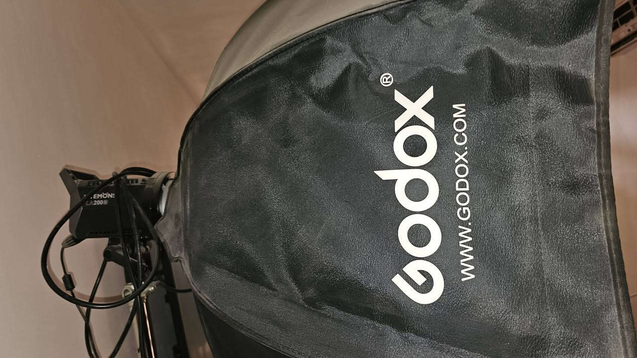 إنارة Godox Litemons LA200Bi احترافية – زوج (عدد 2)
🔹 قدرة إضاءة قوية 200 واط LED مستمر
🔹 ثنائية اللون (Bi-Color) من الضوء الدافئ إلى البارد لتناسب جميع ظروف التصوير
🔹 تحكم سلس بدرجة الإضاءة والسطوع عبر وحدة التحكم الخلفية
🔹 دقة ألوان عالية مناسبة للتصوير الاحترافي (فيديو – بث مباشر – تصوير منتجات)
🔹 تعمل مع سوفت بوكس وباونز ماونت وجميع ملحقات Godox القياسية
🔹 تبريد فعّال مع أداء ثابت لفترات تشغيل طويلة
🔹 تصميم متين ومناسب للاستوديوهات التعليمية والإعلامية
📦 المتوفر: زوج إنارات LA200Bi

سعرهم ثنينهم 800 الف 
استخدامي الهم شخصي فقط تصوير محاضرات 
كل الملحقات موجودة 
للتواصل ***********
