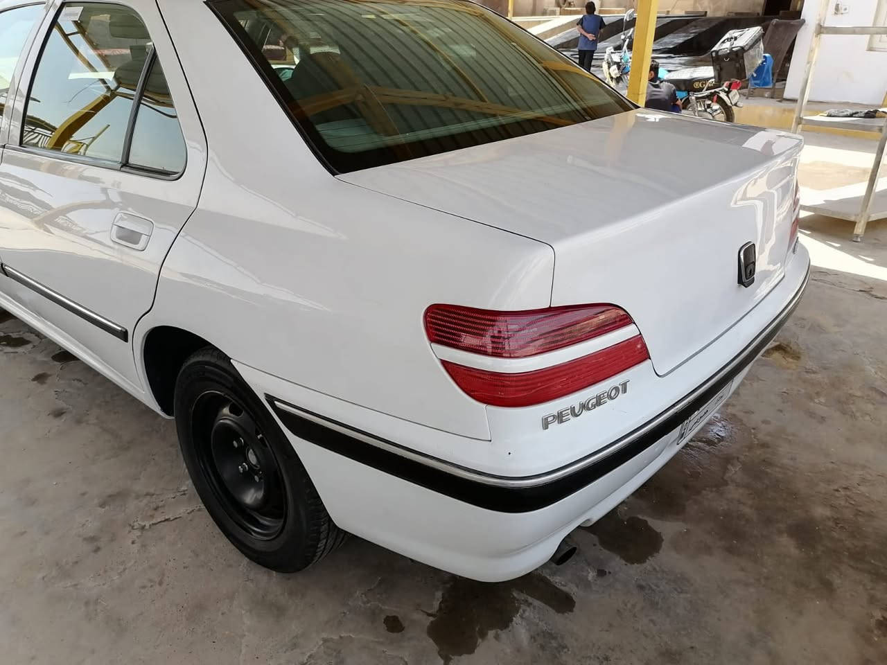 السلام عليكم بيجو 406 جديده بعدها وضع الشركة بيها باب صبغ سعرها 65 اتصل بصاحب السياره ***********
