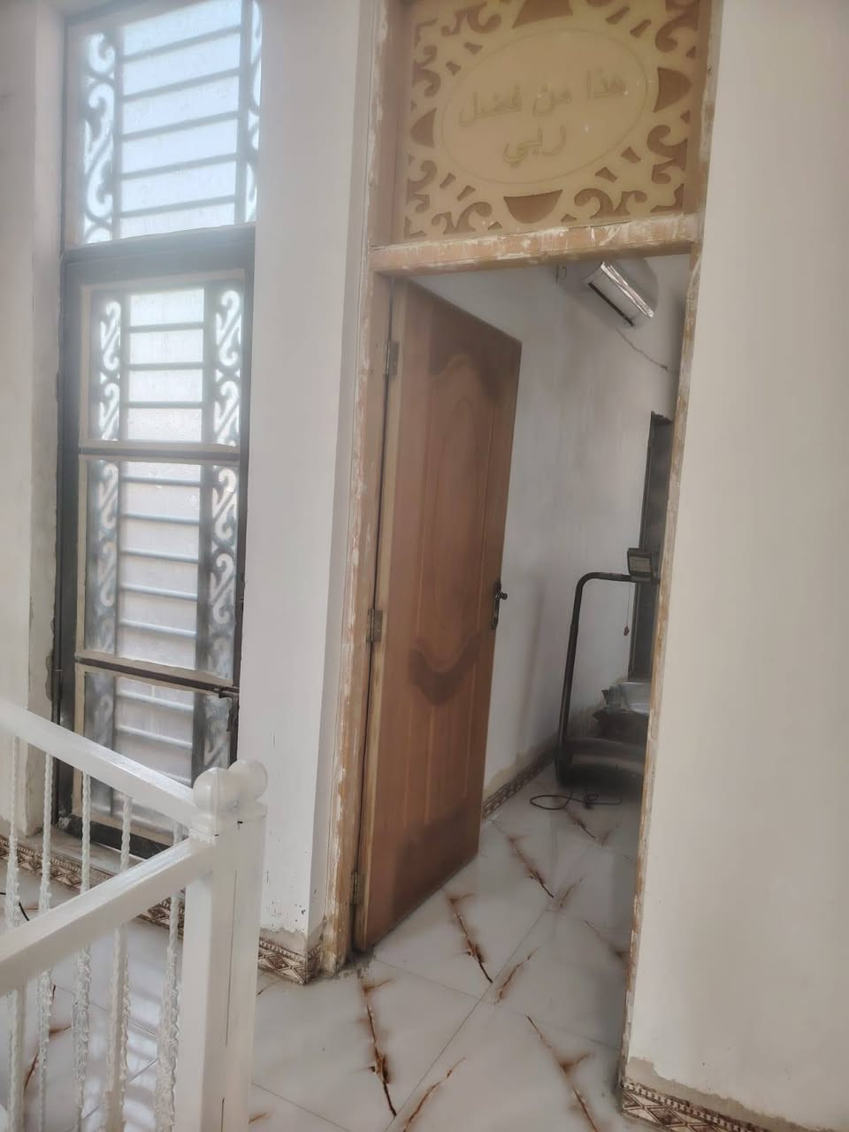 بيت للبيع مساحه 168متر، شارع 80 حله كربلاء قرب محطه الأضواء ثاني بيت عن الشارع 

ملاحظه/ البناء حديث،  البيت طابقين طابو زراعي  

الطابق الأول
غرفه نوم + استقبال + هول + مطبخ + مجمع صحيات

الطابق الثاني 
غرفه نوم + هول + مجمع صحيات

للأستفسار مراجعه مكتب القبه الذهبيه او الأتصال على الأرقام التاليه: 
***********
***********
