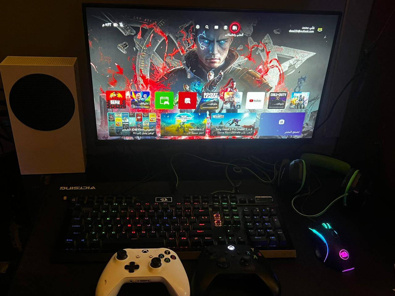 السلام عليكم 
سيت اب كامل للبيع 
1.xbox series s نضيف بي لصقات الضمان علا البراغي يعني ما مفتوح ابد 

2.يو بي اس 1500 ما صارلة هواي من مشتري وياه الكارتونه 

3.يدات ثنين وحدة منهن game sir g7 هم ما صارلي هواي من مشتريها وياها الكارتونه

4.شاشة جيمنج 24 بوصة من شركة aoc 180fps 

5.سماعة هيد فون جيمنج و موس و كيبورد بس شوية الكيبورد تعبان 

السعر 600 الف ما ابيع قطعة وحدها اريد ابيعهن سوه  

رقم التواصل ***********
