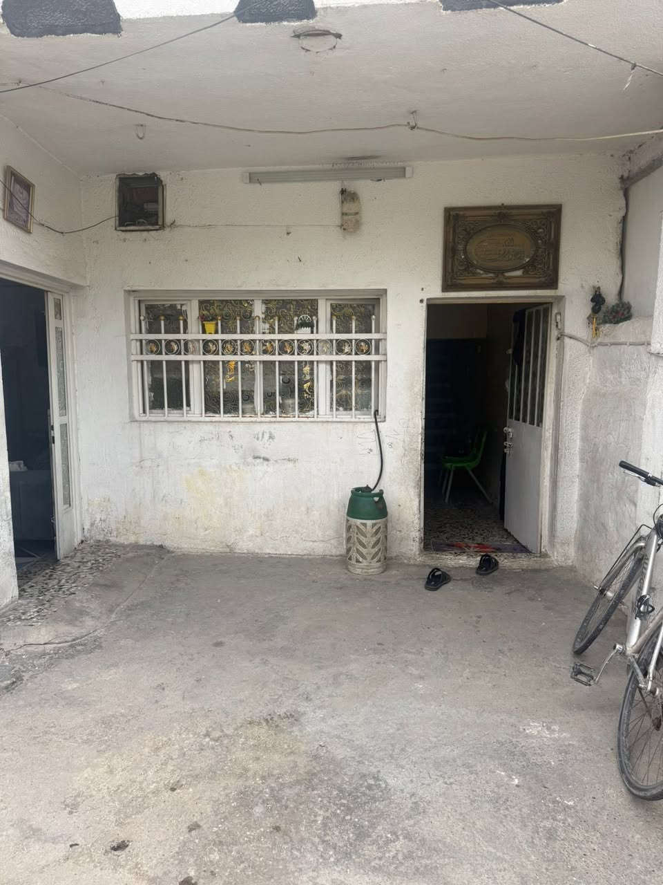 بيت طابو صرف للبيع مساحه150 م مربع في ببوشام بكميره قرب مستوصف ببوشام  كبال البيت كراج وحديقه وتشجير وملاعيب اطفال الستفسار اكثر تصل ***********
