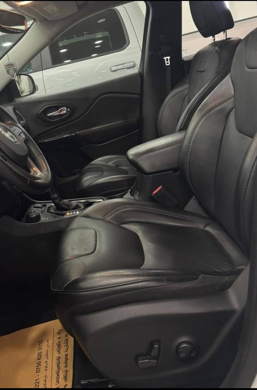 جيب شيروكي بزون  2023 
(التديو لوكس) فول عدا الفتحة 
jeep cherokee altitude lux
السيارة موجود بالسليمانية
بلاك توب..  ماشية  اقل من 56 الف كيلومتر
محرك 4 سلنر سعة 2.4 تنفس طبيعي
بصمة + ابواب و صندوق
تشغيل عن بعد 
مقاعد مكسوة بالجلد الفاخر
مقاعد أمامية قابلة للتدفئة مع تعديل كهربائي
عجلة قيادة مكسوة بالجلد و تدفئة
نظام دفع رباعي 4x4 
شاشة كبيرة
نظام  أبل كاربلاي وأندرويد أوتو.
نظام صوتي محسن.
تشغيل عن بعد 
نظام مراقبة النقطة العمياء.
نظام التحذير من التصادم الأمامي و خلفي و ايقاف عند الحالة الطوارئ 
حساسات خلفية و كاميرا
صندوق كهربائي 
رادار امامي و خلفي و جانبي
حادث .. جاملغ و بنيت يعني 2 قطعة صبغ بدون دواخل 
سنوية جديدة باسمي 
رقم السليمانية 
سعر 162$  
***********
