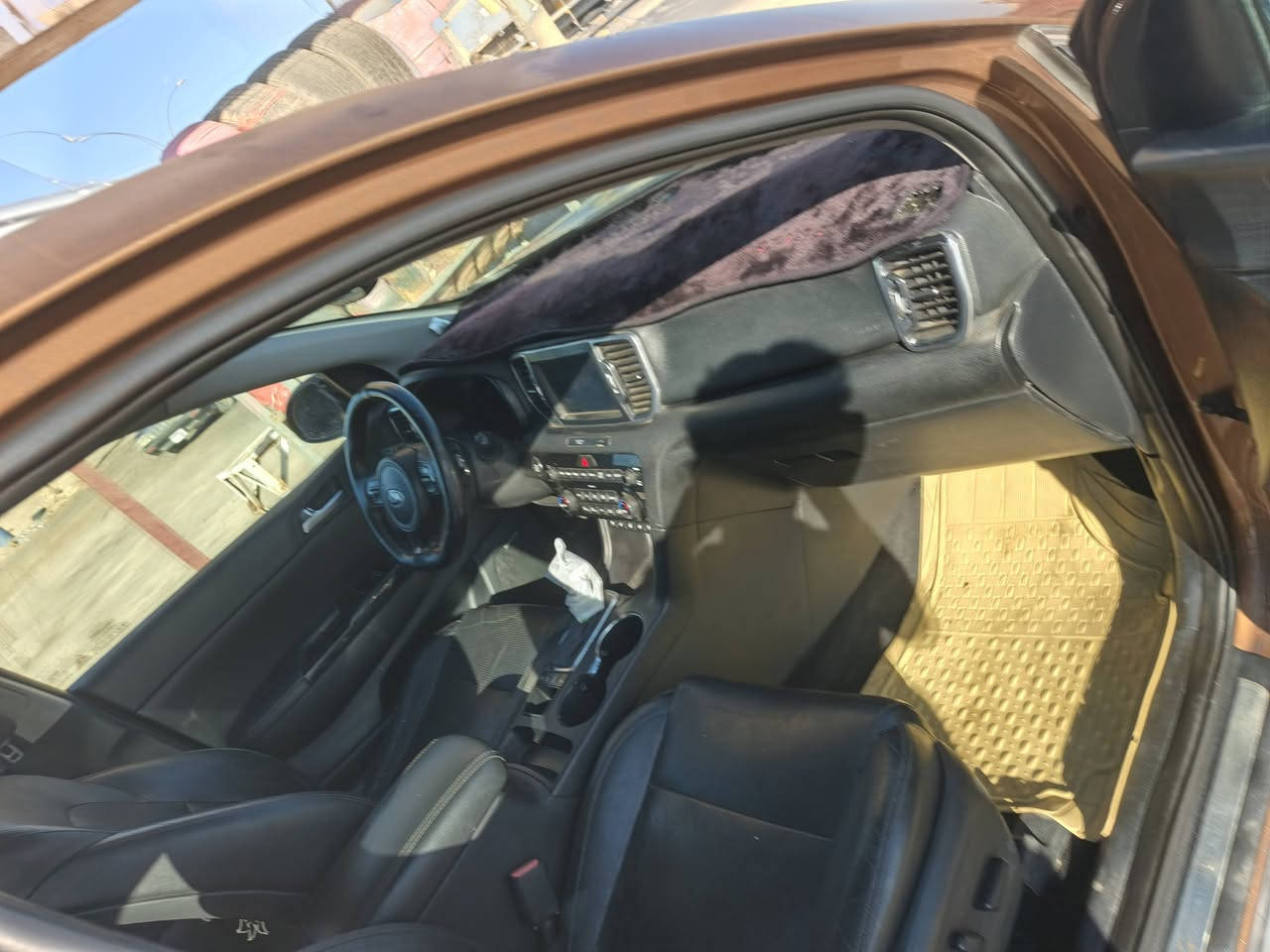 سلام عليكم سبورتج ٢٠١٧ فول ١/١ سبورت سياره جديدة ماشيا ٨٠ ألف حادث بنيد وجاملغ بدون دواخل سعر ١٣٠ بيه مجال ***********

