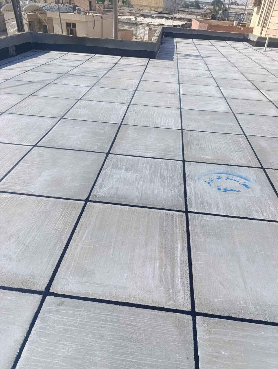 بسم الله الرحمن الرحيم تطبيق الاصطح بلاشتايكر وبشرط يكون من السماوة بلاضافه الى تنضيف السطح بلهواء وطلائه بمادة الفلانكون الاماراتي الاصلي واضافه زفت حار والنايلون الزراعي والزميج المخلوط والمرحله الاخيره الماستك الحار وبشرط تفحص صطحك  للاستفسار اكثر *********** واتساب او اتصال
